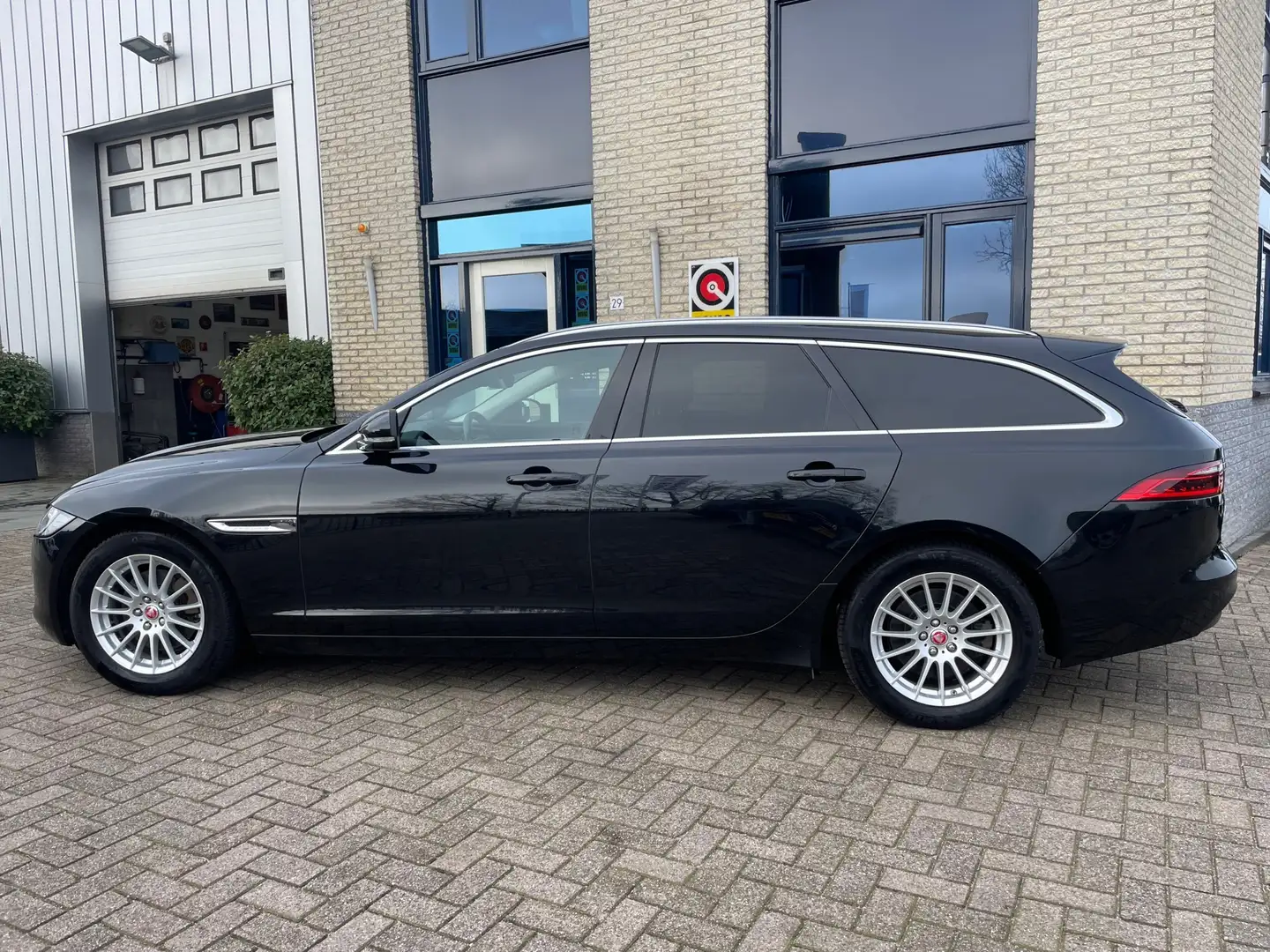 Jaguar XF Sportbrake 2.0d E-Performance-NAV-pdc-trekhaak Чорний - 2