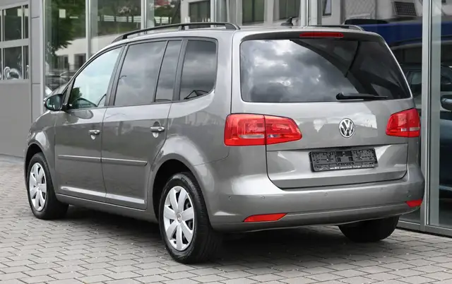 Volkswagen Touran view 3