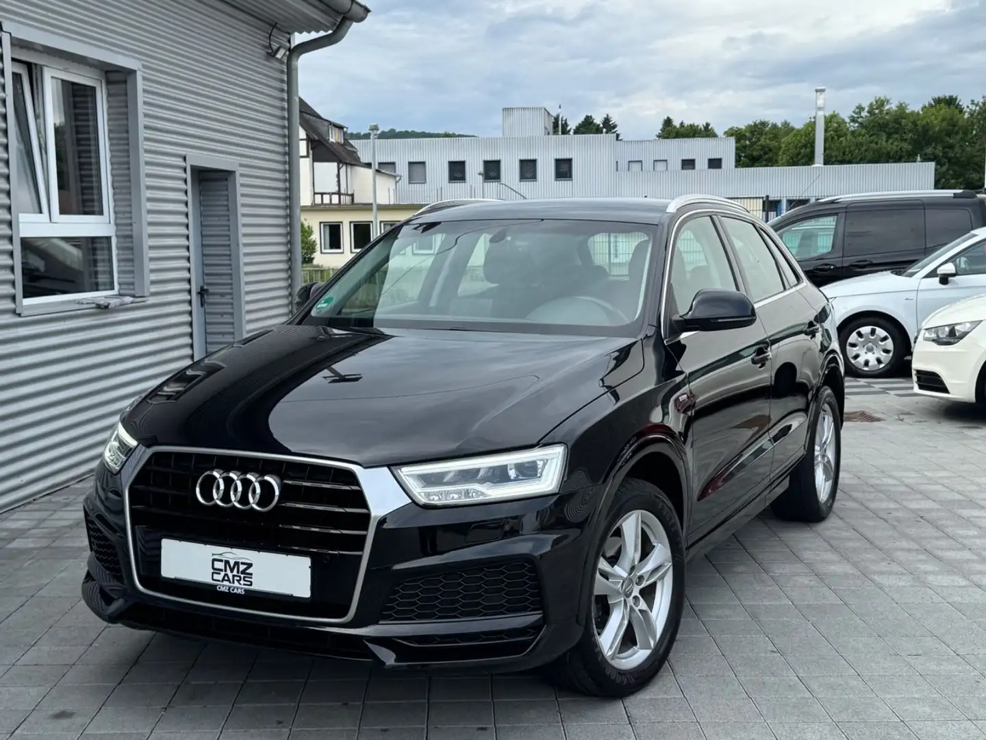Audi Q3 sport*S Line Ext.*AHK*8-Fach*Navi* Schwarz - 1