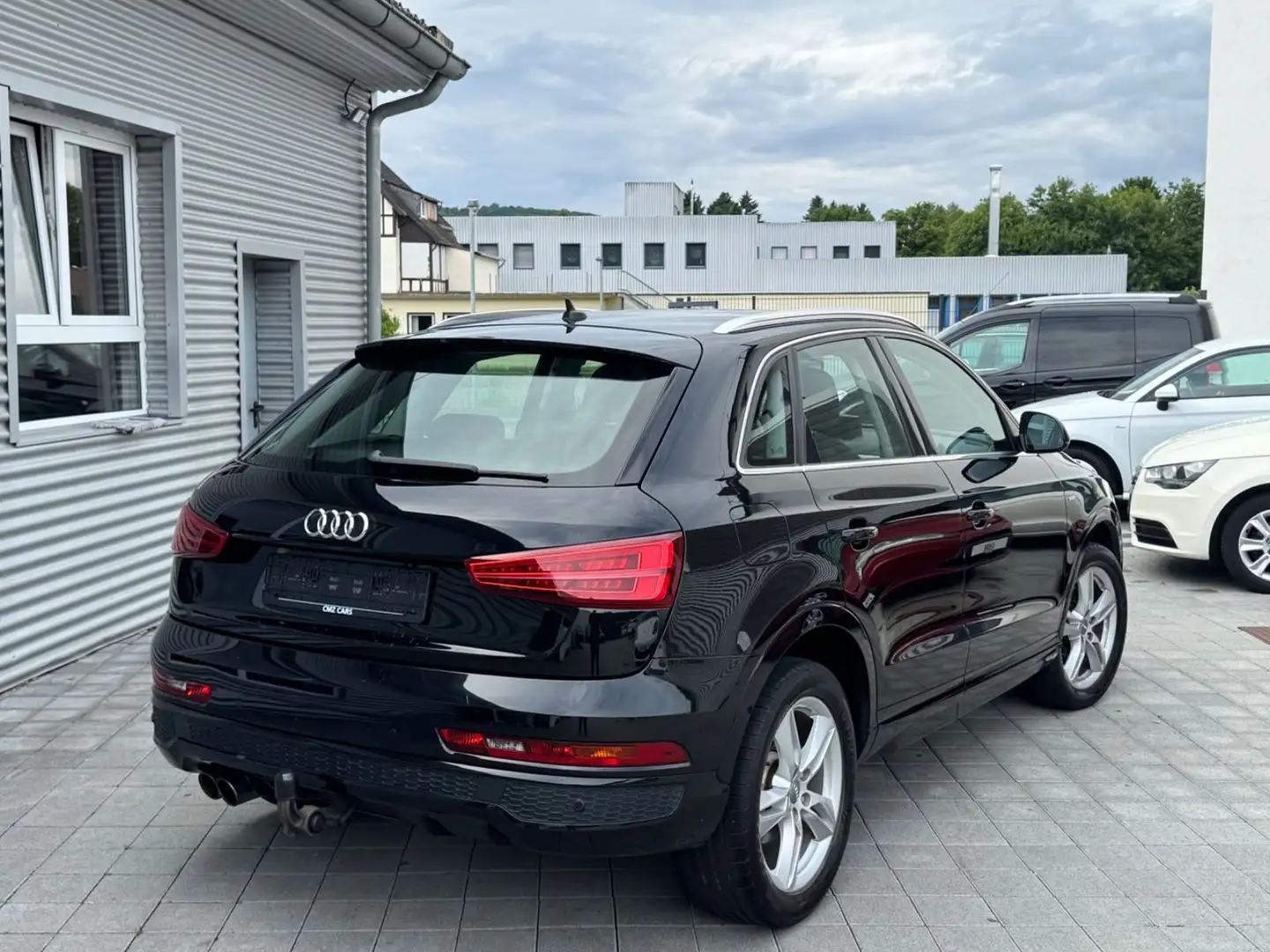 Audi Q3 sport*S Line Ext.*AHK*8-Fach*Navi* Schwarz - 2