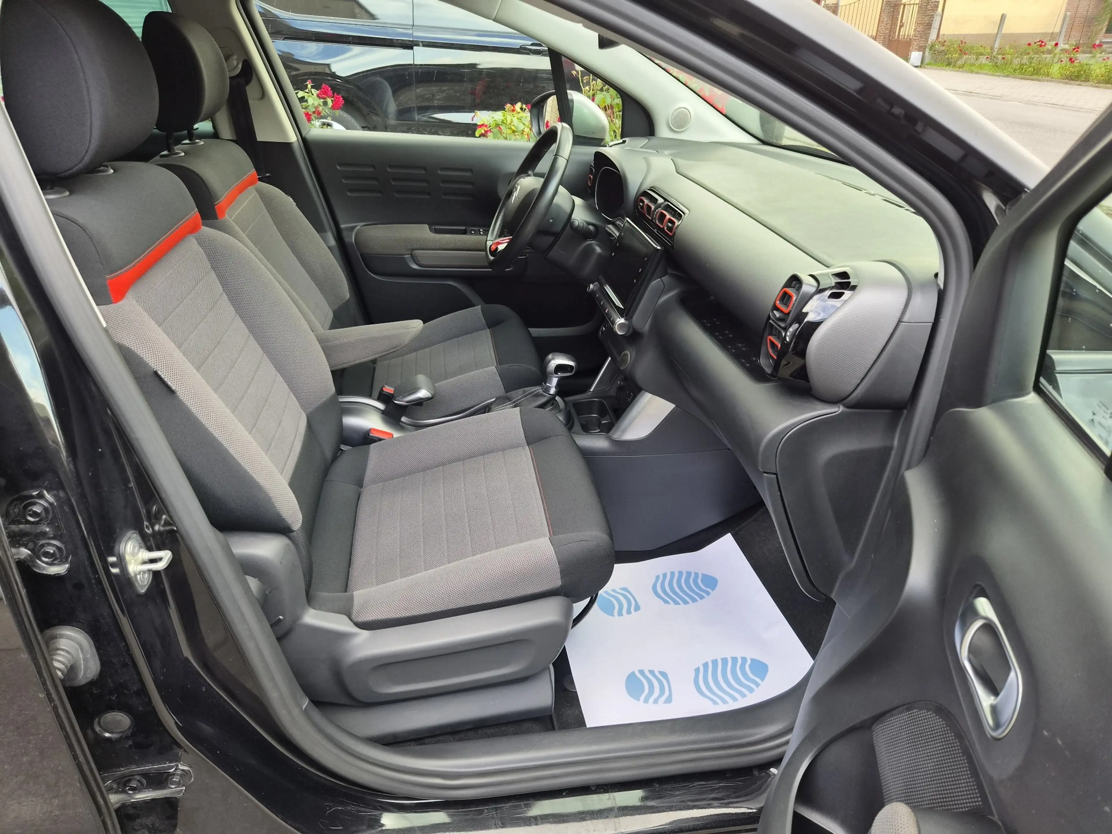 Citroen C3 Aircross / 1.2 Shine / CAMERA / CARPLAY / LED / CRUISE / NA — photo 6