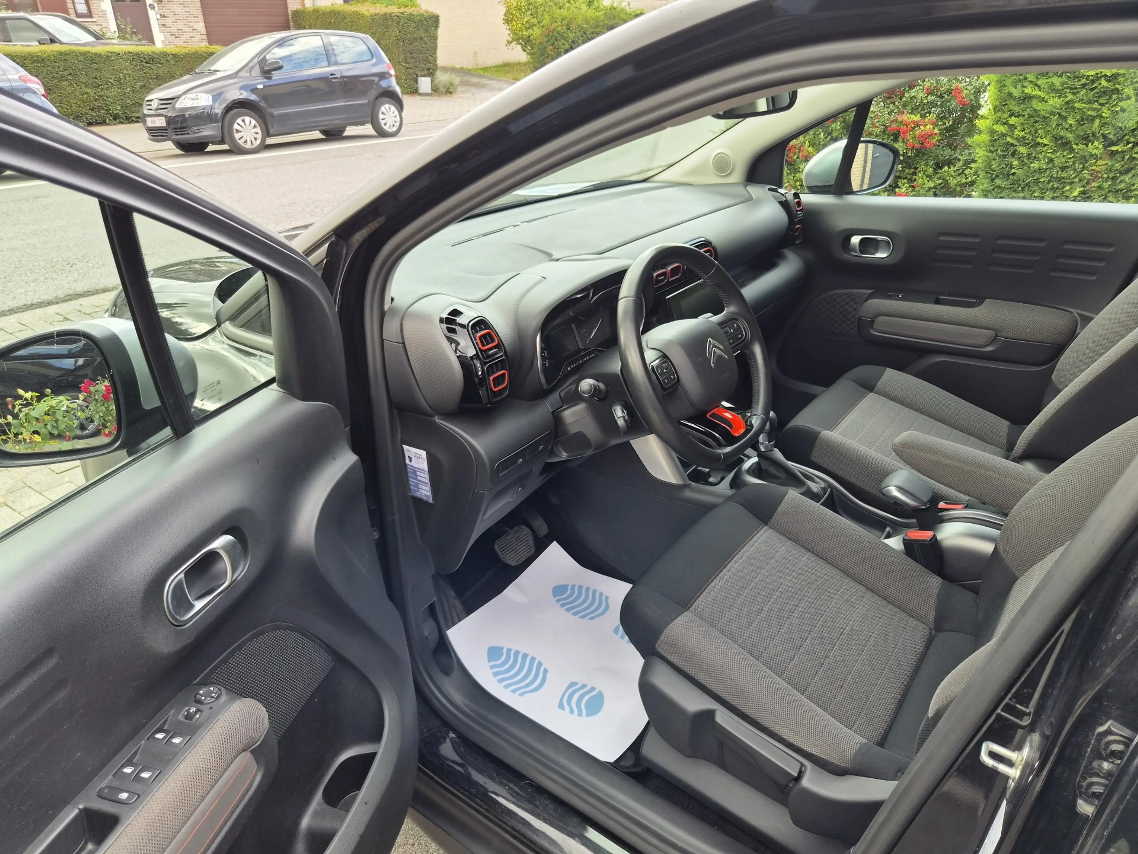 Citroen C3 Aircross / 1.2 Shine / CAMERA / CARPLAY / LED / CRUISE / NA — photo 4