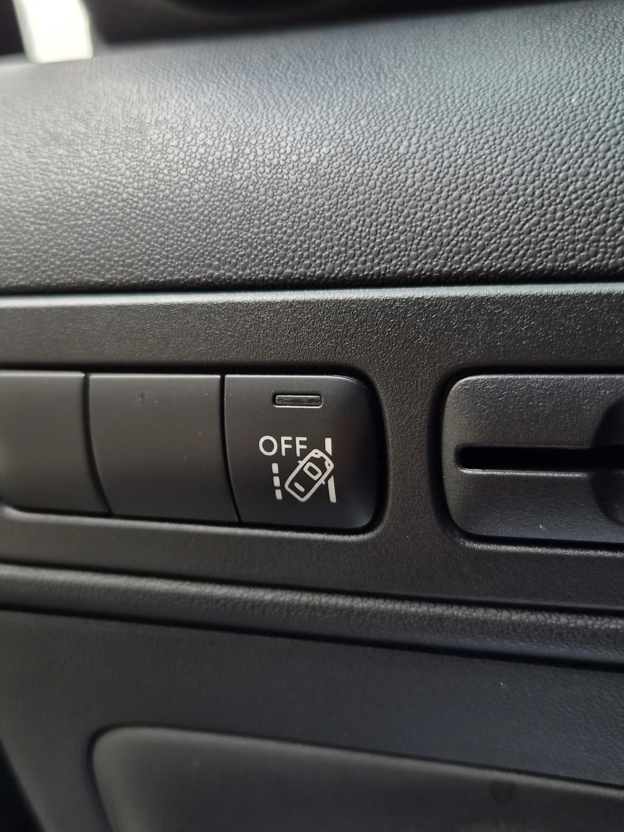 Citroen C3 Aircross / 1.2 Shine / CAMERA / CARPLAY / LED / CRUISE / NA — photo 14