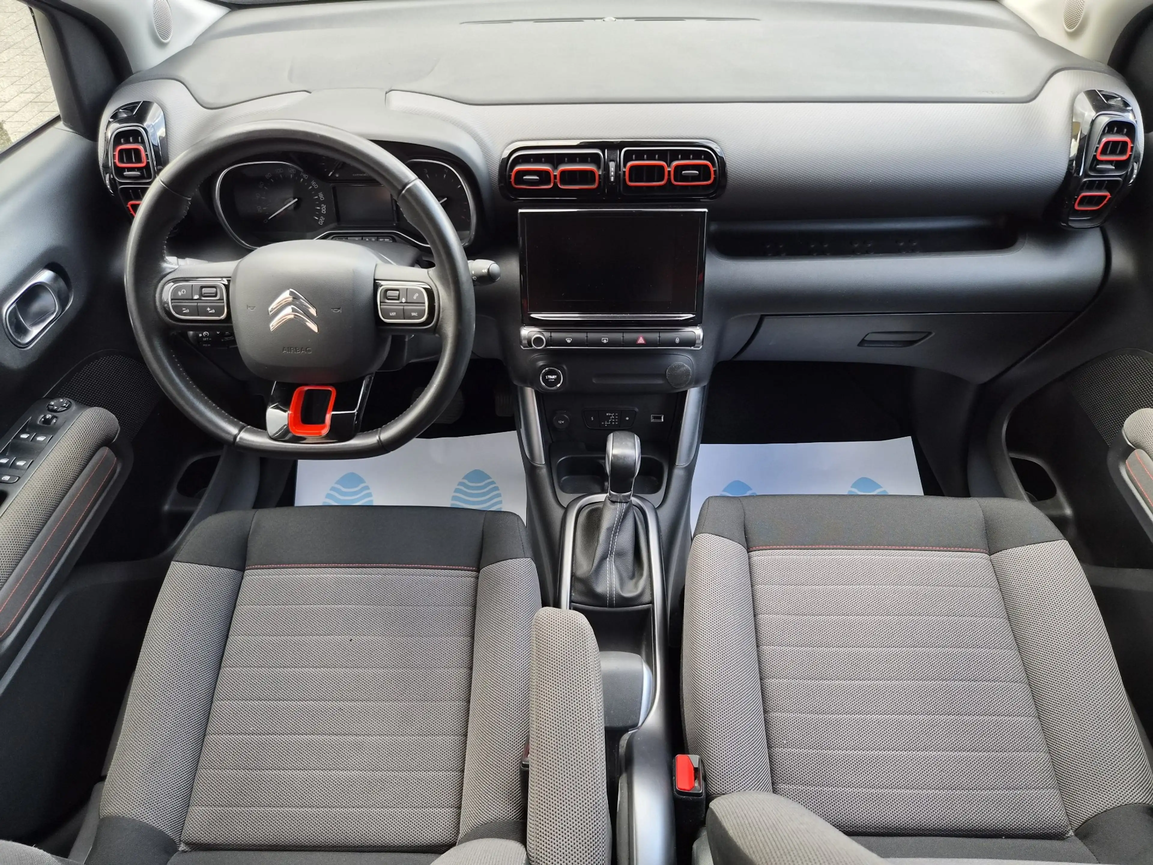 Citroen C3 Aircross / 1.2 Shine / CAMERA / CARPLAY / LED / CRUISE / NA — photo 8