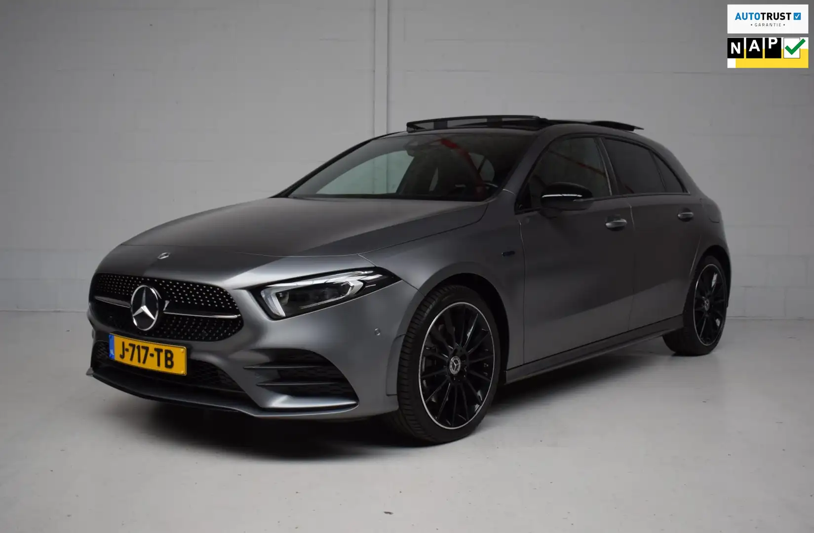 Mercedes-Benz A 250 e Business Solution AMG Limited MAT GRIJS / ORG.NE Grijs - 1