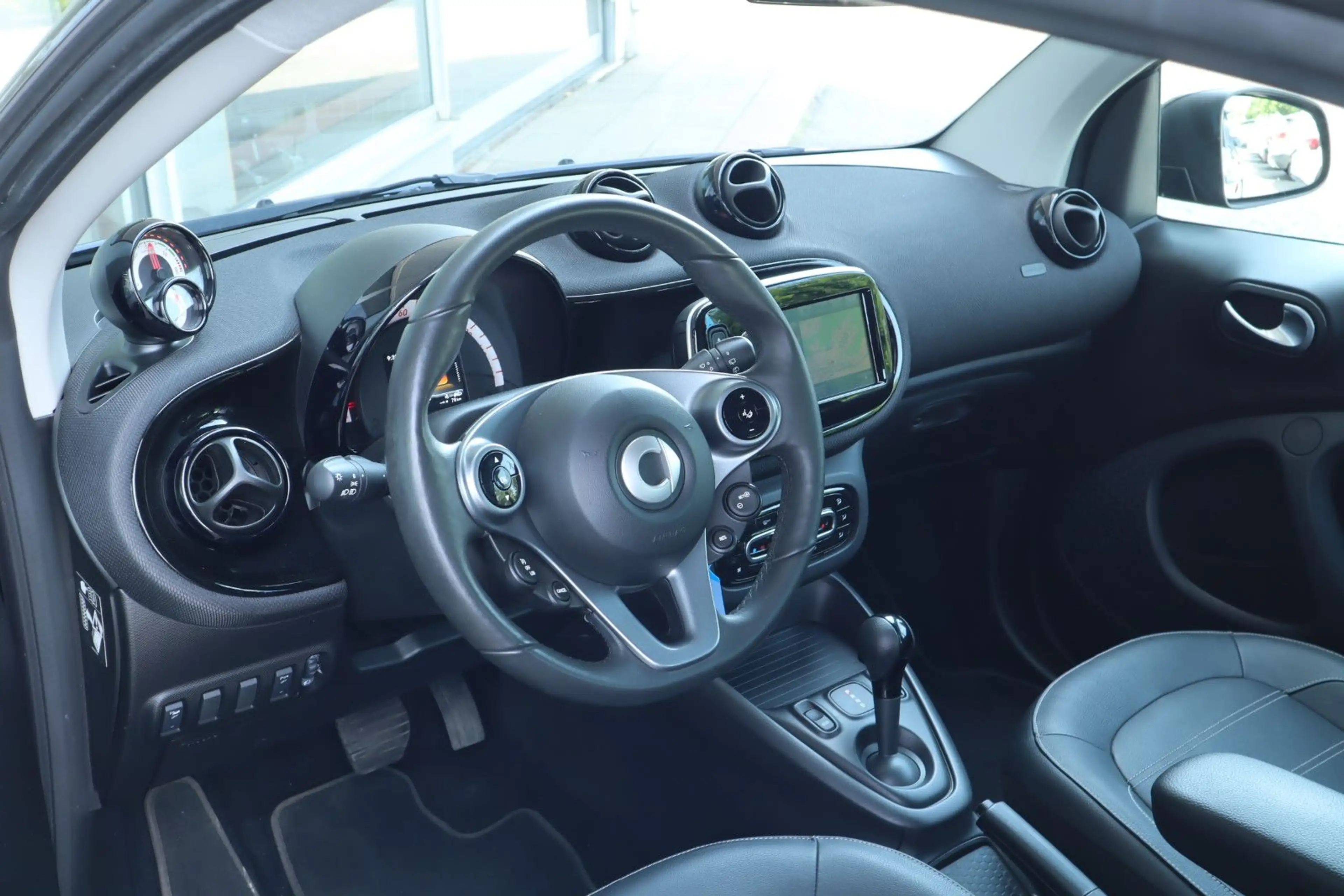 smart forTwo coupé 60kW EQ Batterie /KAMERA/NAVI/SHZ/ — photo 14