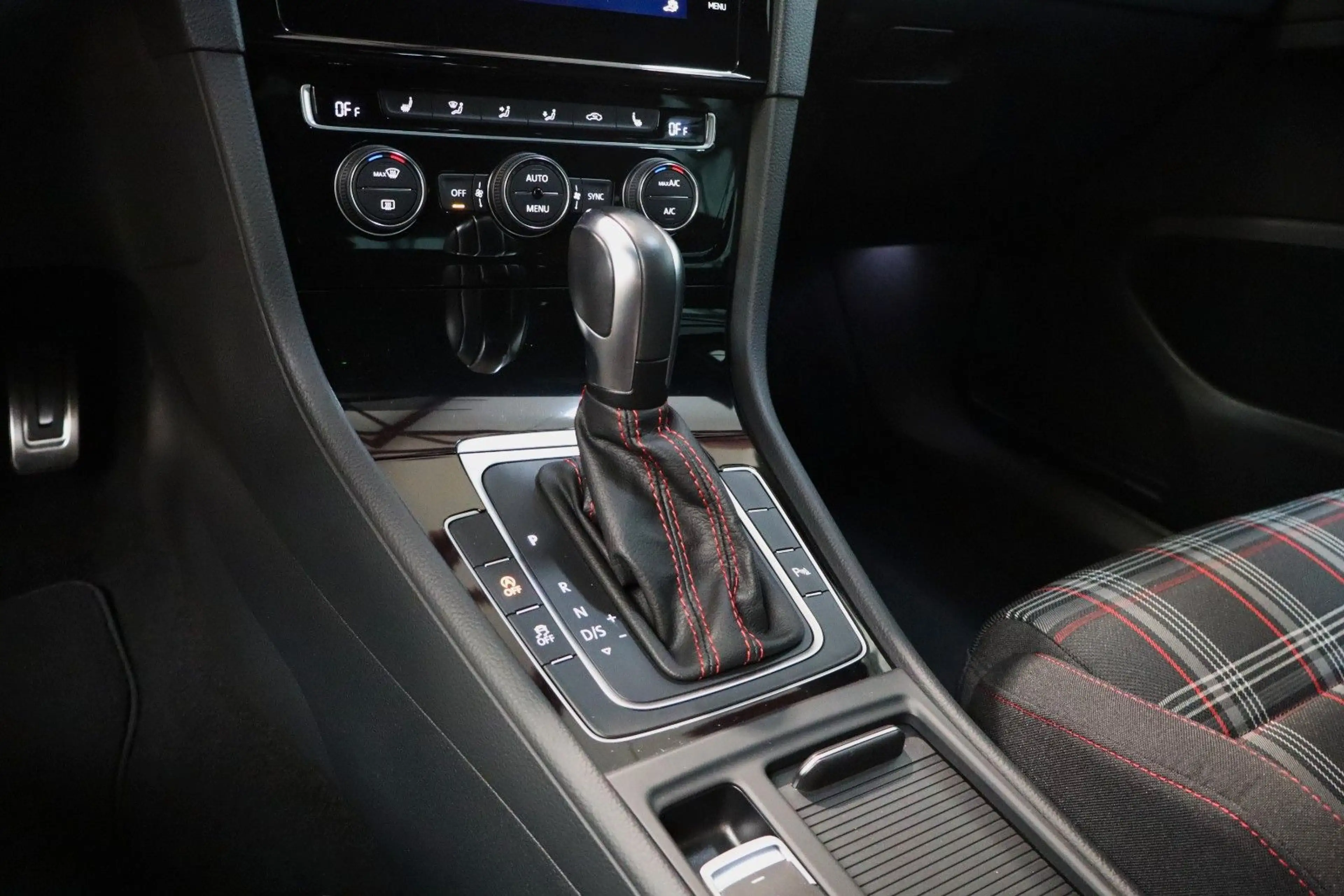 Volkswagen Golf VII GTI 2,0 TSI DSG Performance Virtual ACC — photo 12