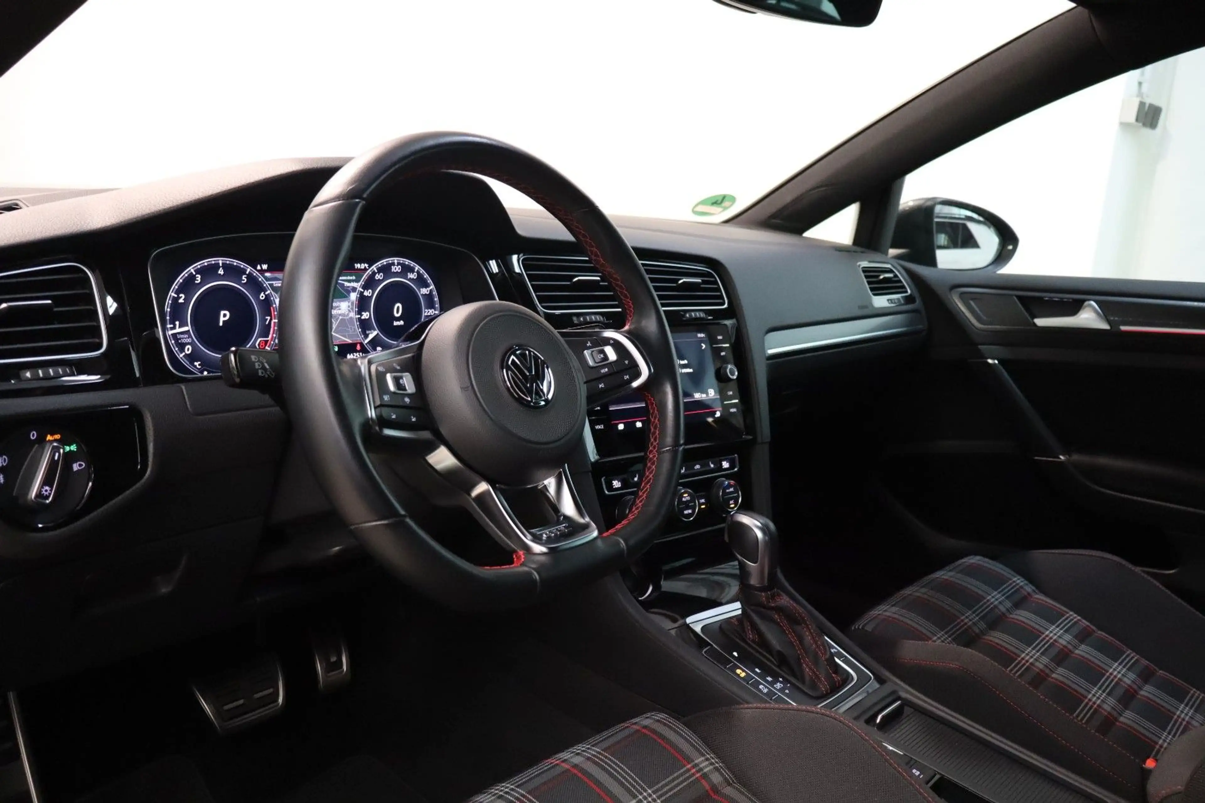 Volkswagen Golf VII GTI 2,0 TSI DSG Performance Virtual ACC — photo 7