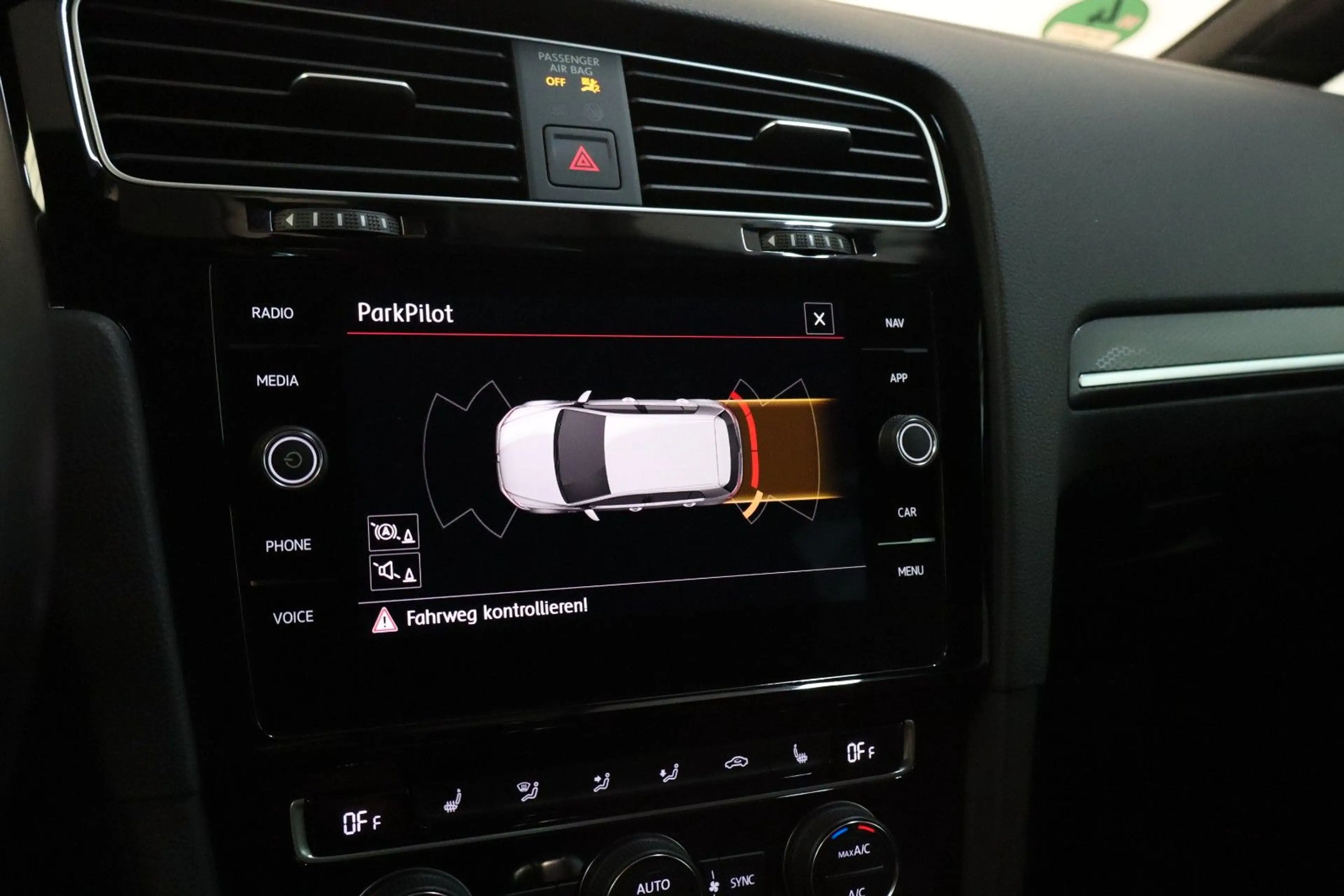 Volkswagen Golf VII GTI 2,0 TSI DSG Performance Virtual ACC — photo 11