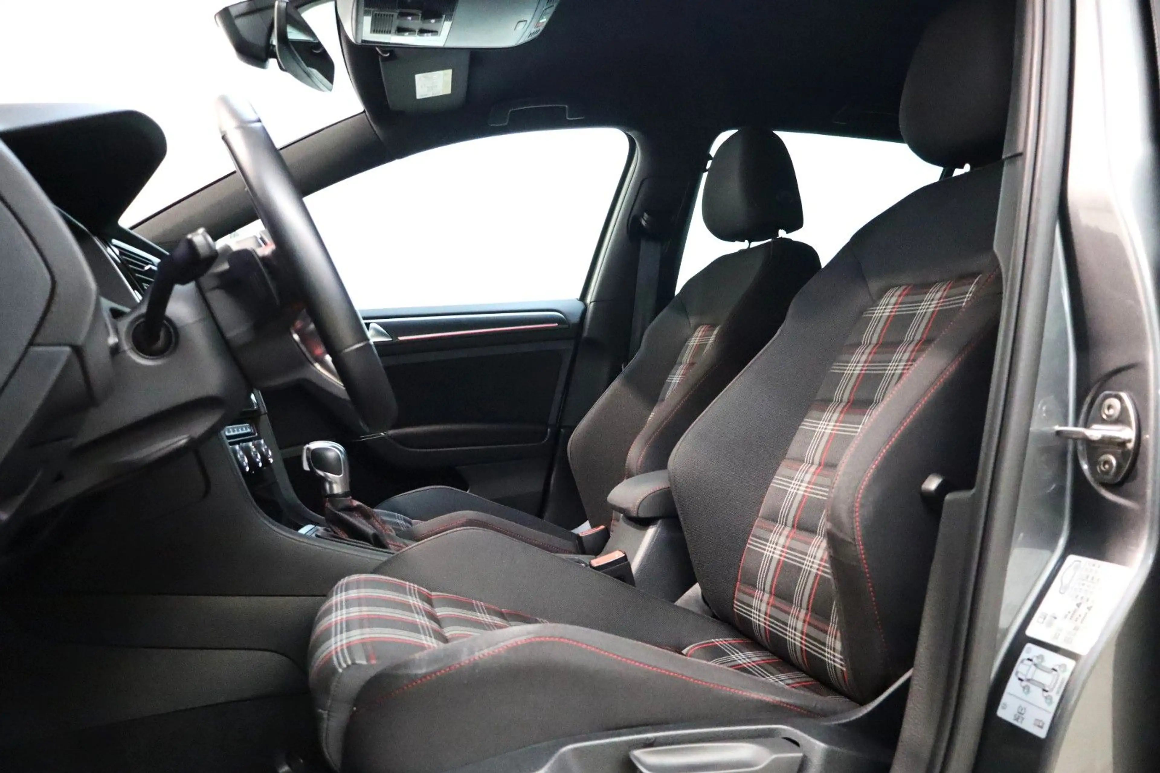 Volkswagen Golf VII GTI 2,0 TSI DSG Performance Virtual ACC — photo 6