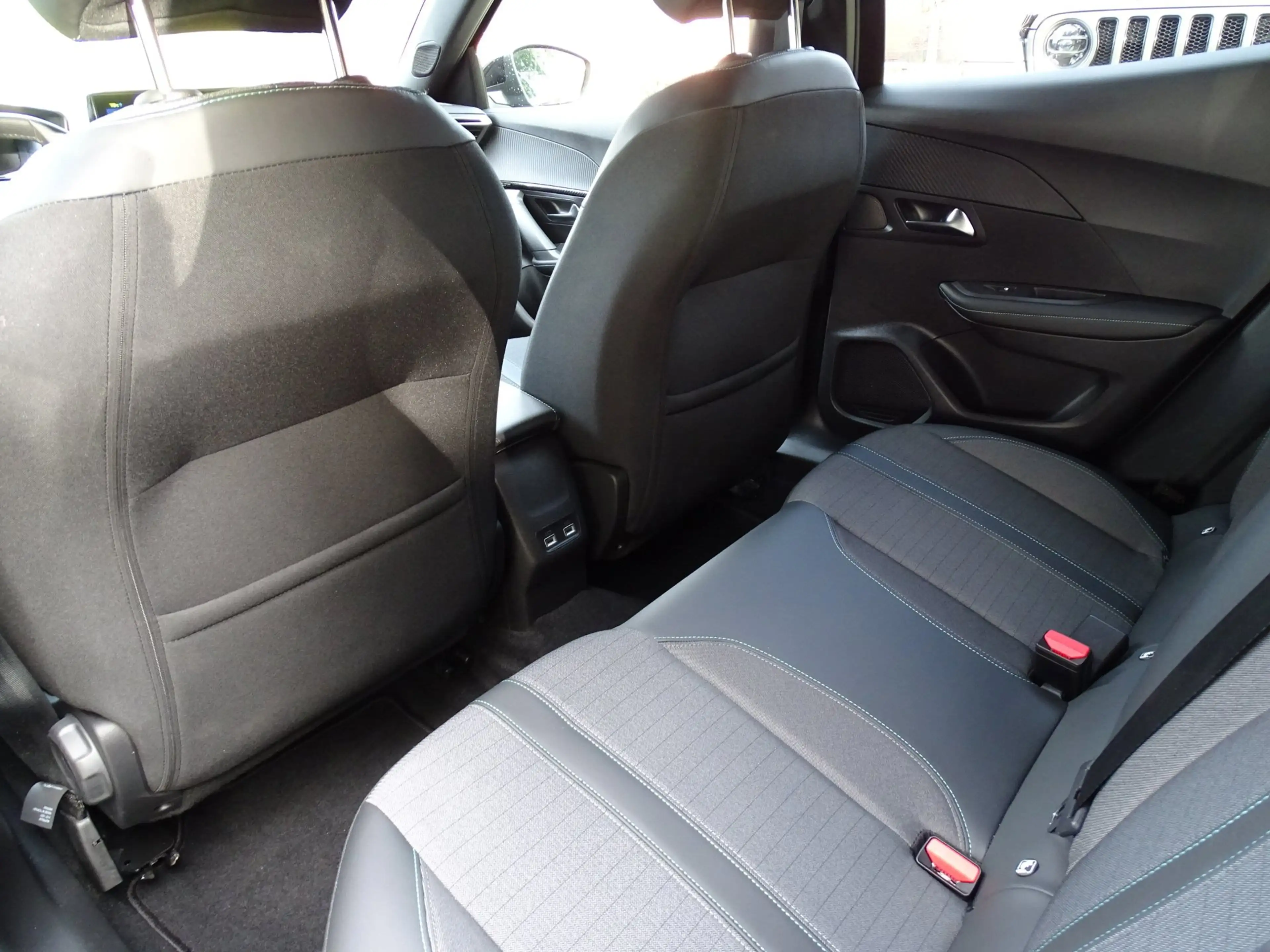 Peugeot e-2008 EV Allure Pack 50 kWh|Trekhaak|Camera|Carplay — photo 8