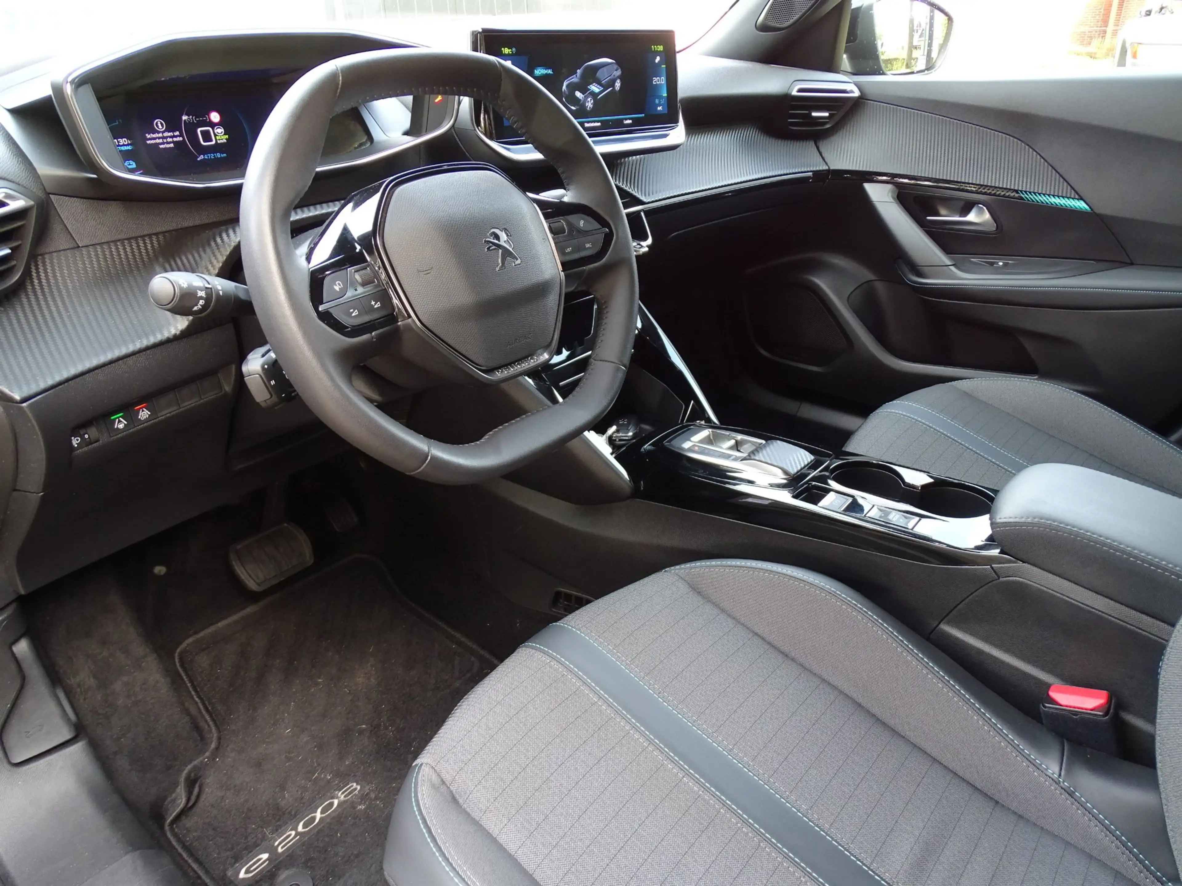 Peugeot e-2008 EV Allure Pack 50 kWh|Trekhaak|Camera|Carplay — photo 6