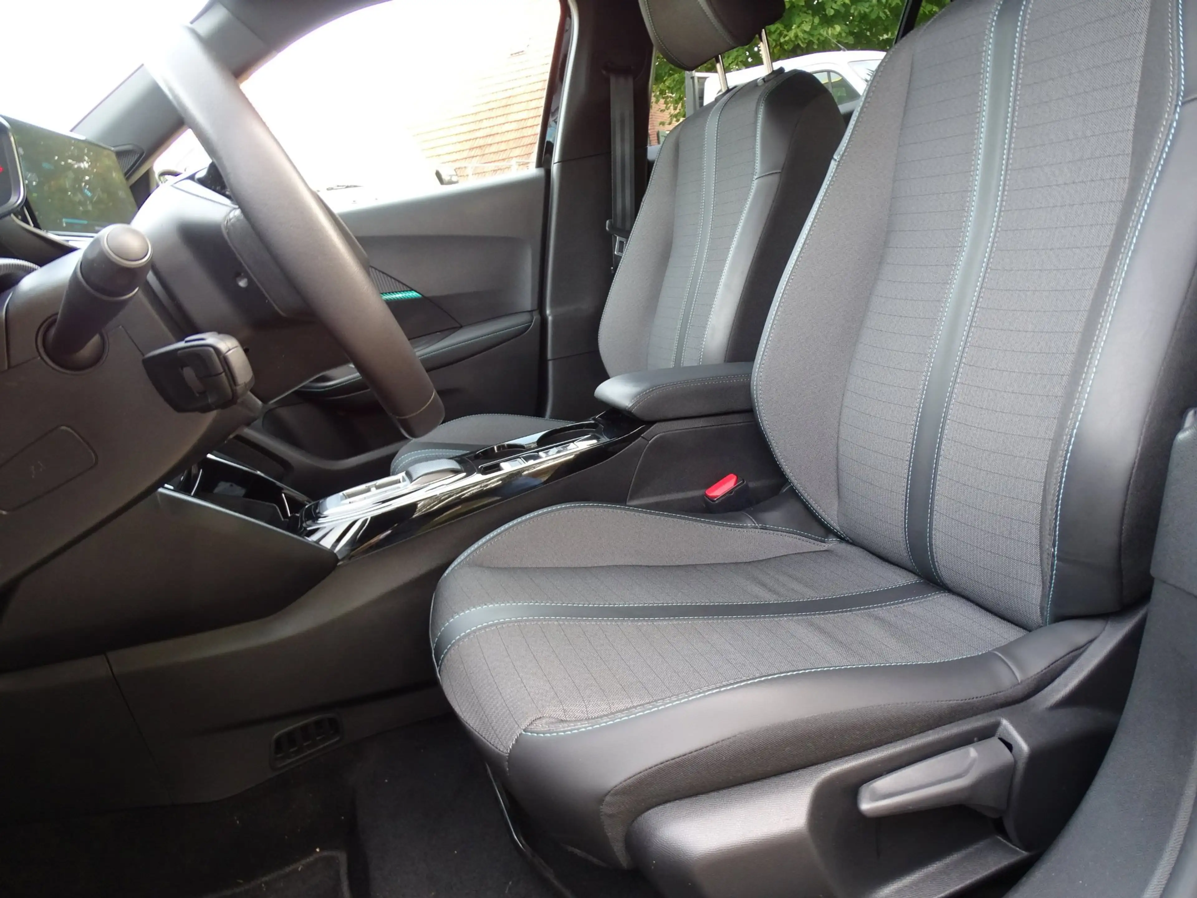 Peugeot e-2008 EV Allure Pack 50 kWh|Trekhaak|Camera|Carplay — photo 7