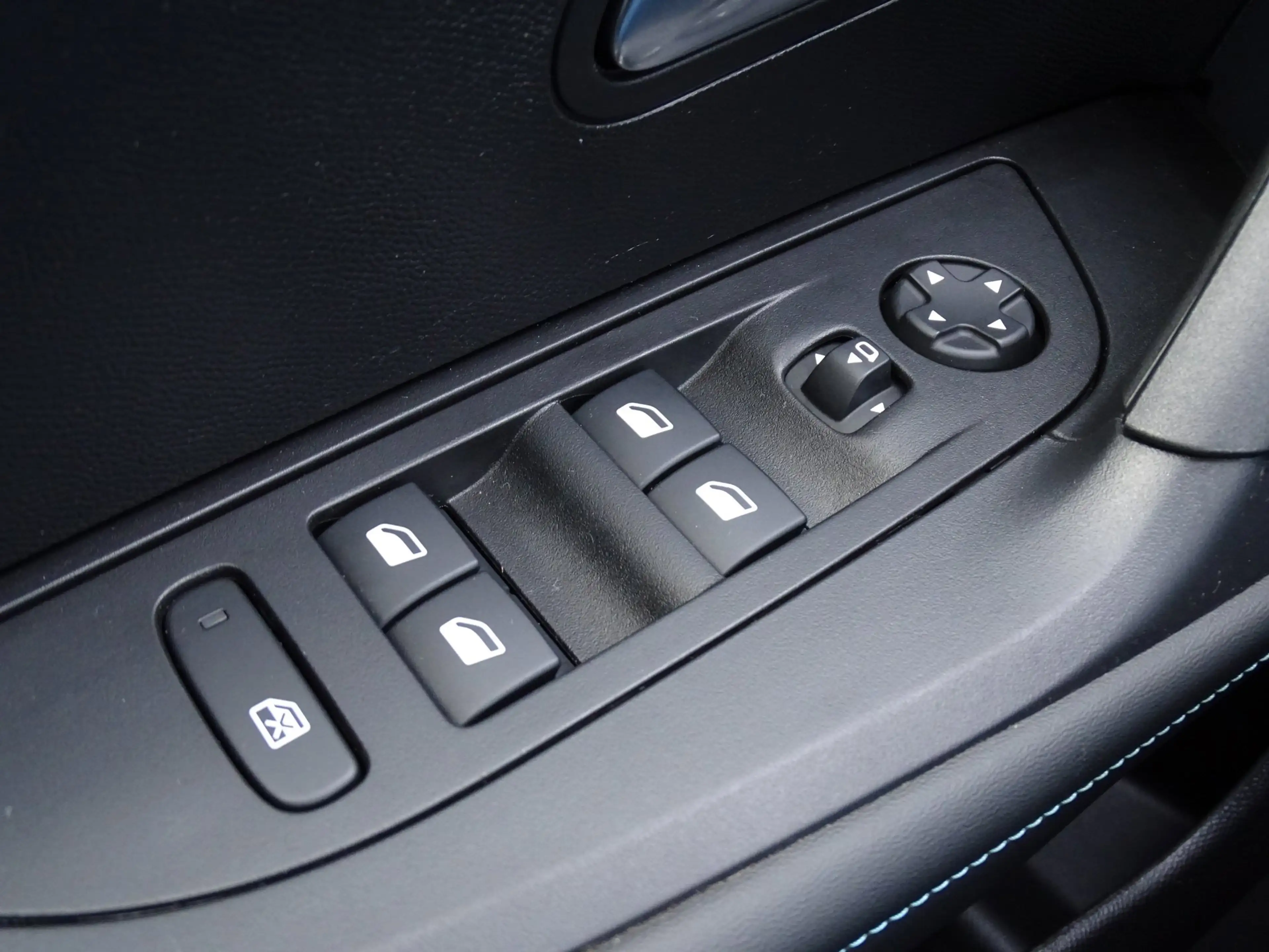 Peugeot e-2008 EV Allure Pack 50 kWh|Trekhaak|Camera|Carplay — photo 9