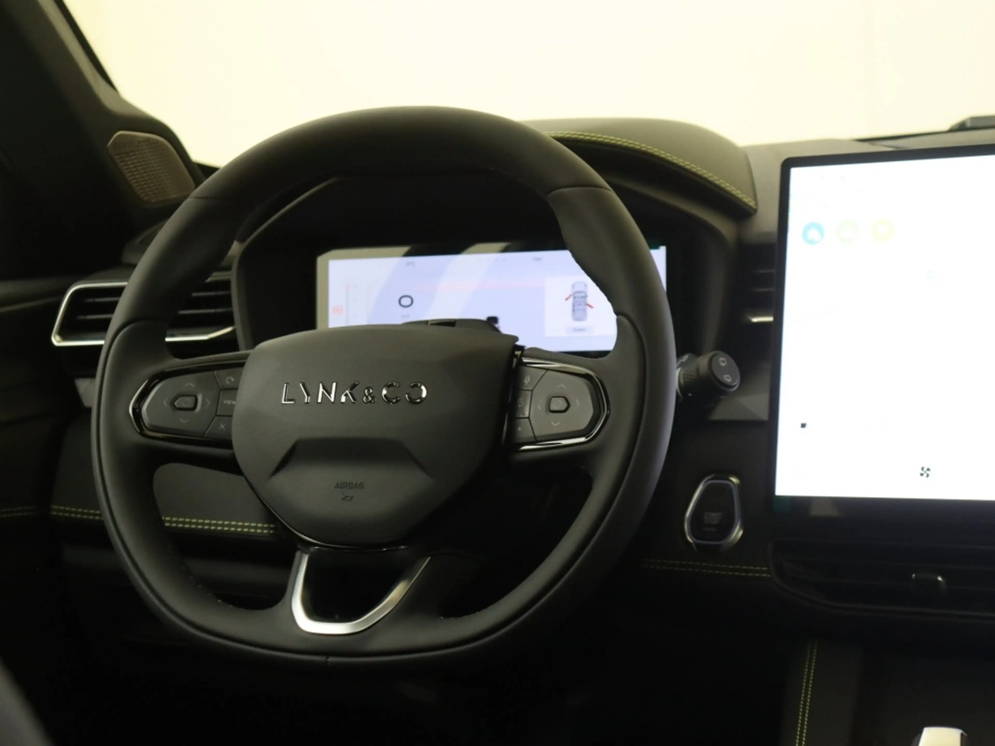 Lynk & Co 01 | MORE | Panoramadak | 360° camera | — photo 11