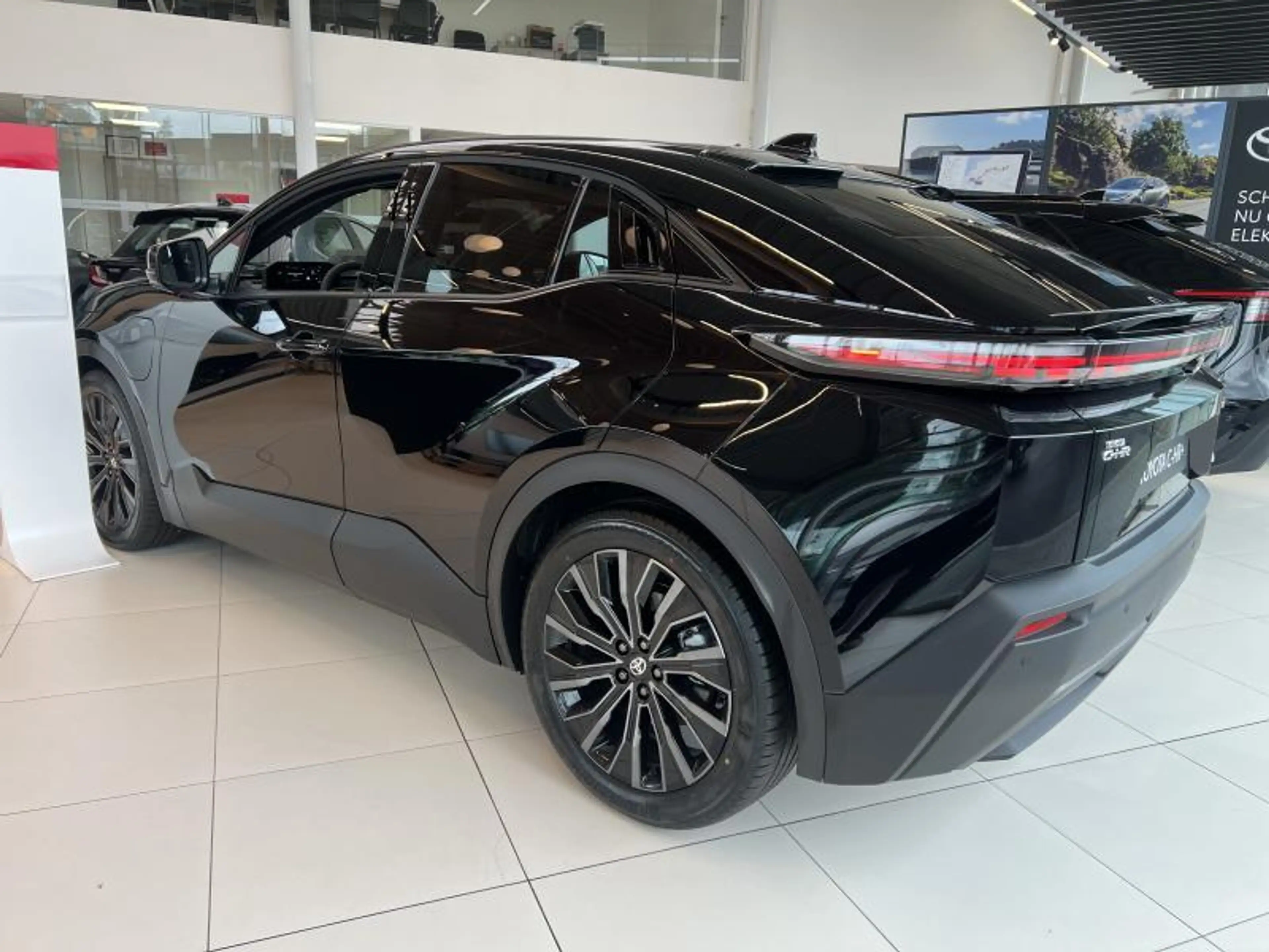 Toyota C-HR+ 77kWh AWD Style Black + Premium Pack — photo 5