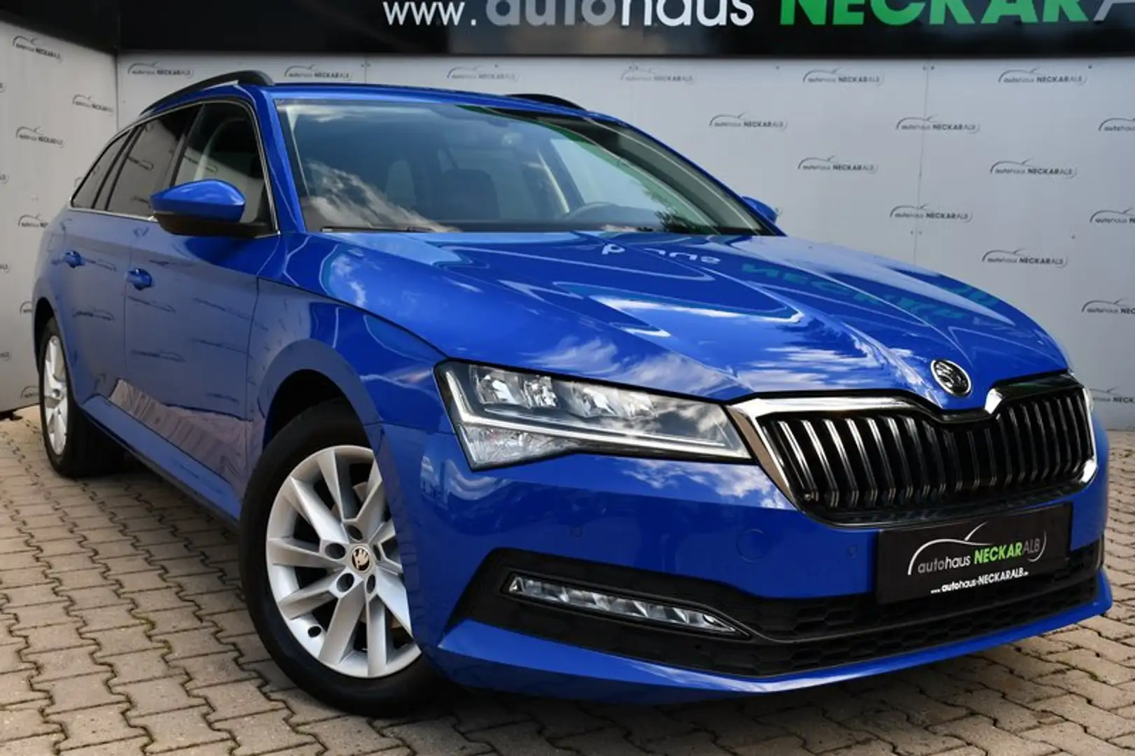 Skoda Superb Combi Ambition 4x4 *1.Hand*Unfallfrei* Blau - 1