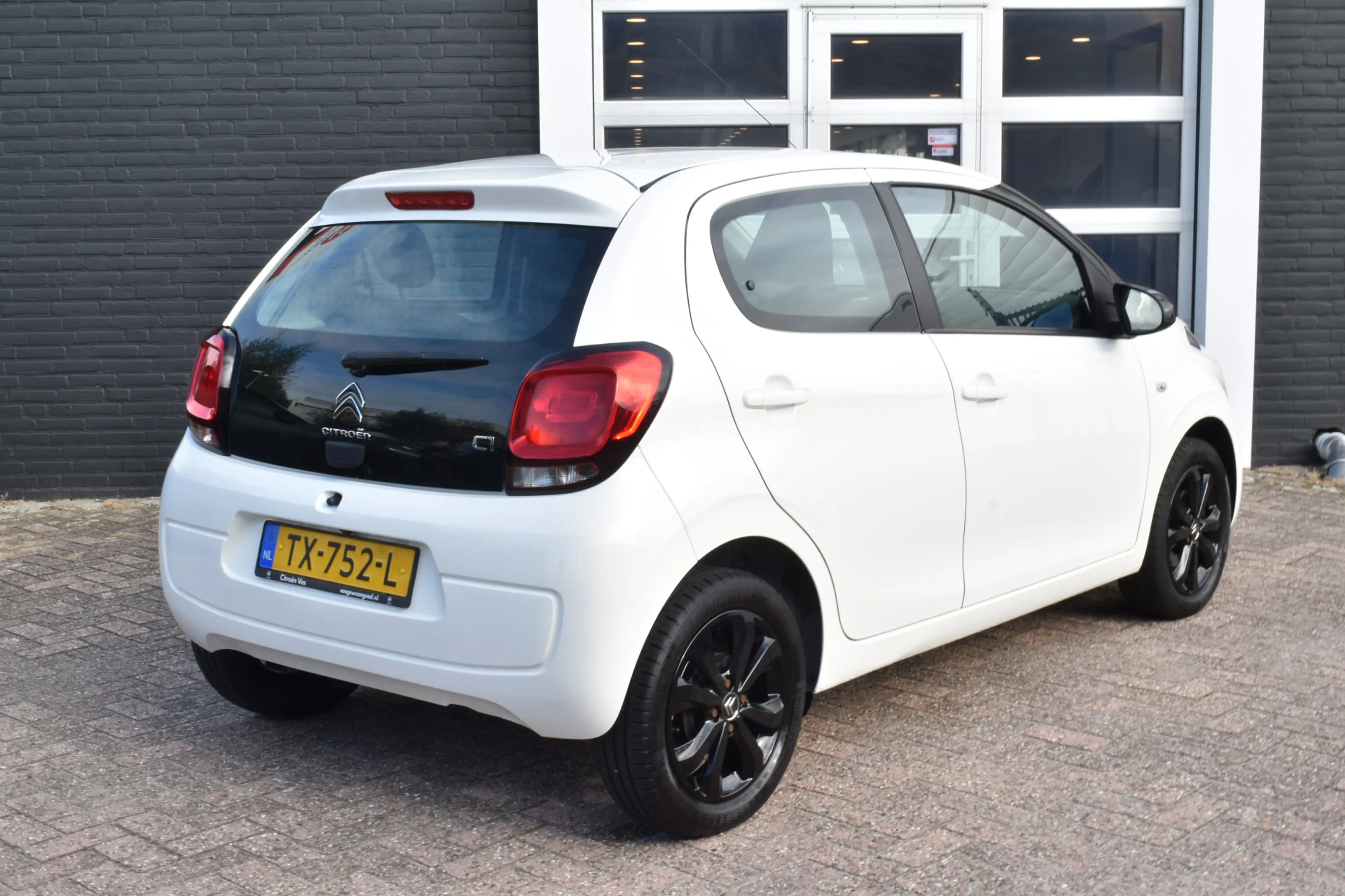 Citroen C1 1.0 VTi Shine — photo 3
