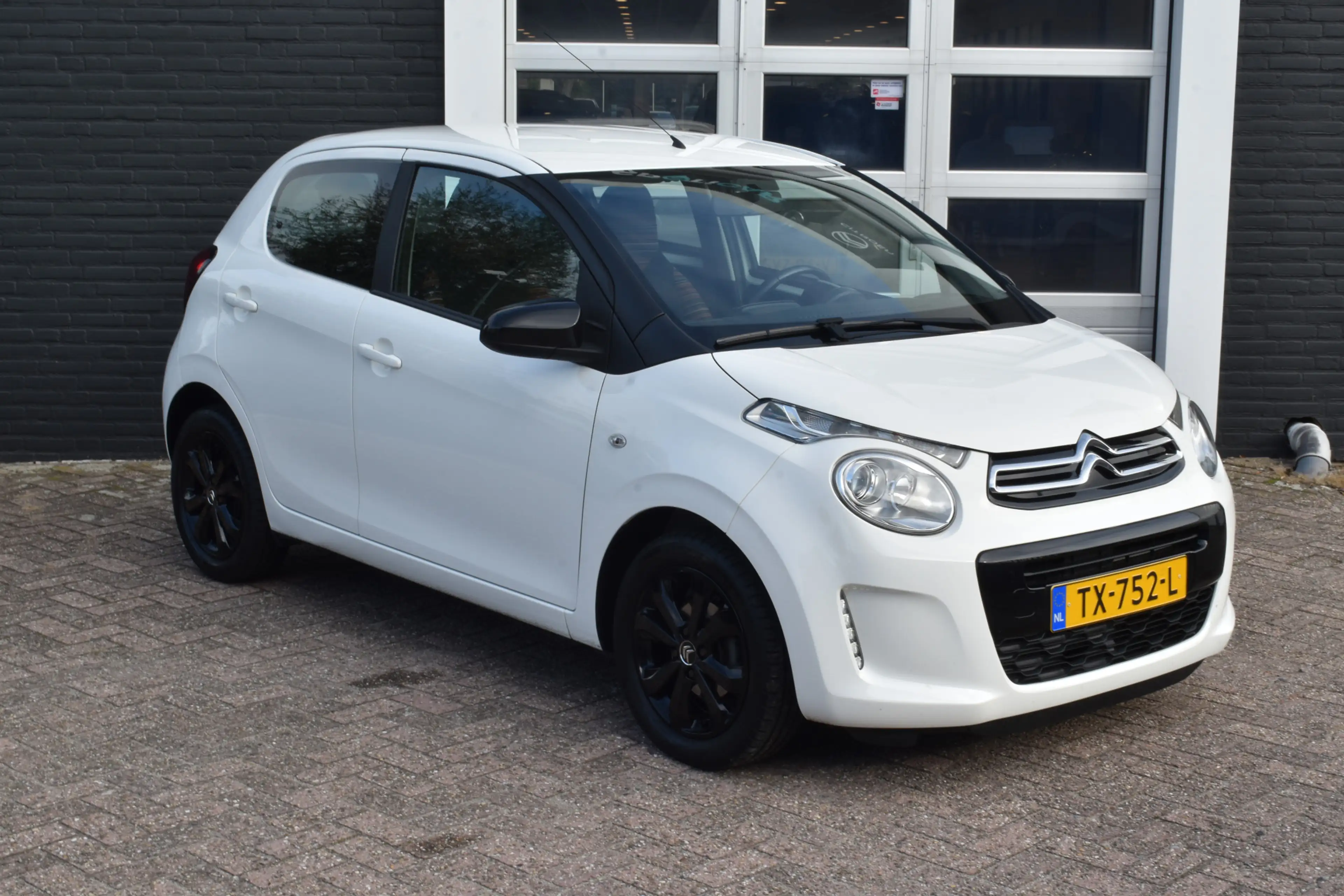 Citroen C1 1.0 VTi Shine — photo 10