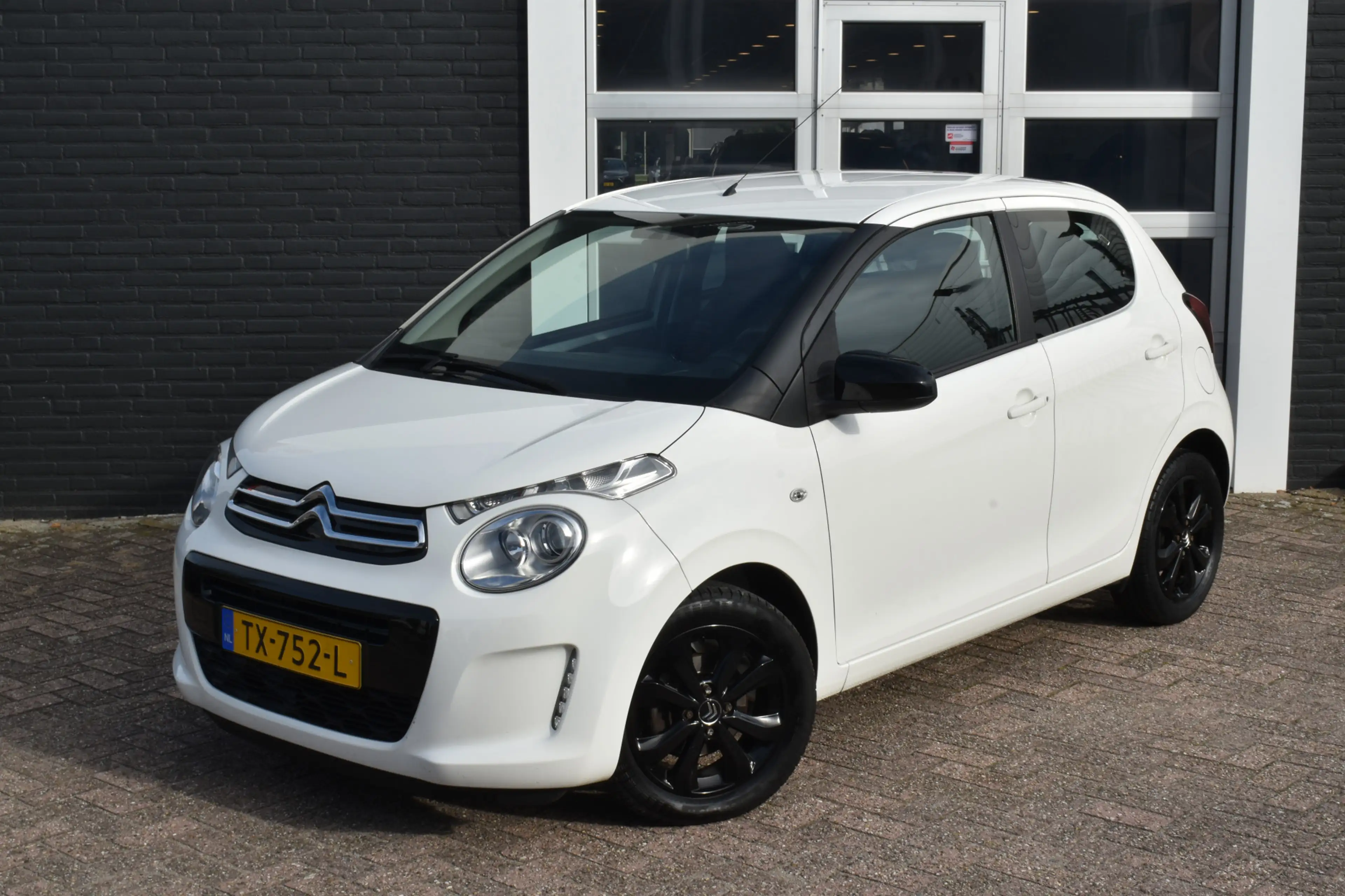 Citroen C1 1.0 VTi Shine — photo 13