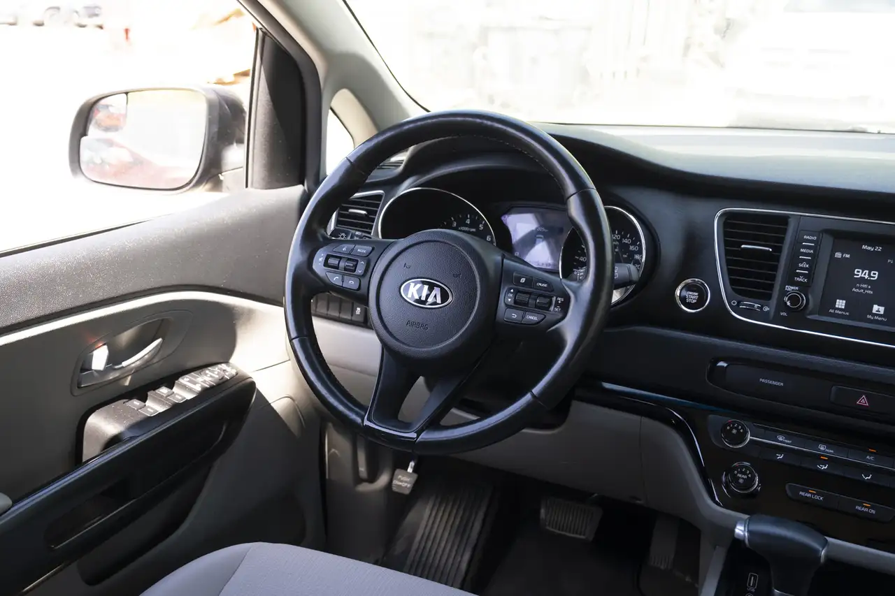 Kia Sedona снимка Kia Sedona