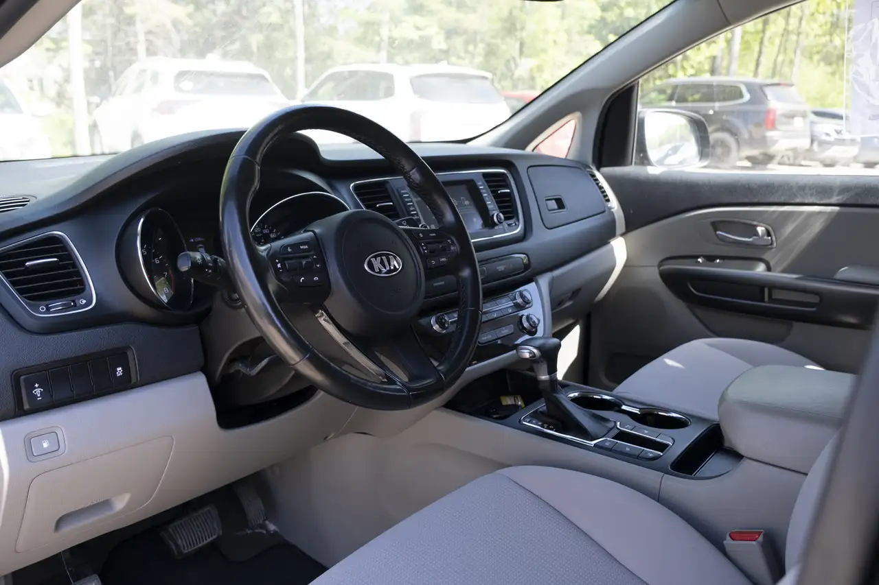 Kia Sedona снимка Kia Sedona