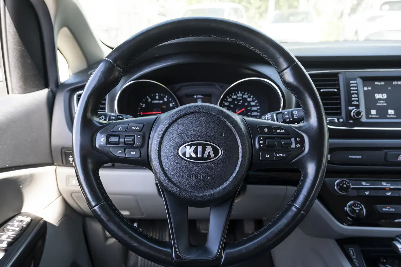 Kia Sedona снимка Kia Sedona