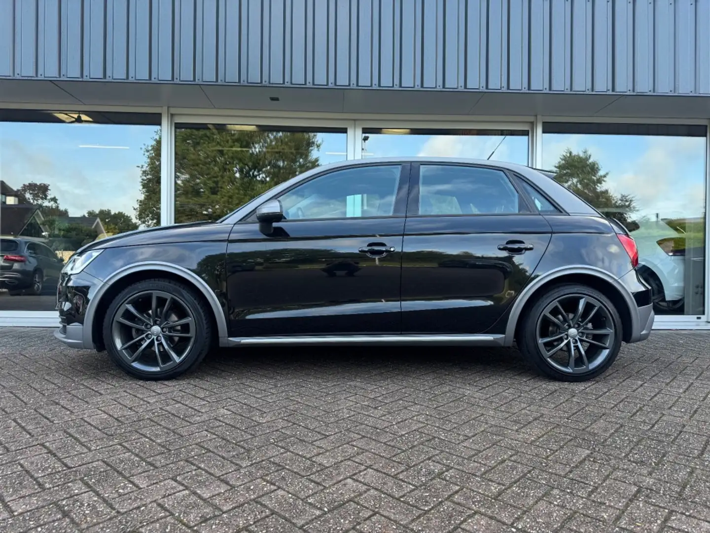 Audi A1 SportBack 1.0 TFSI Adrenalin Zwart - 2