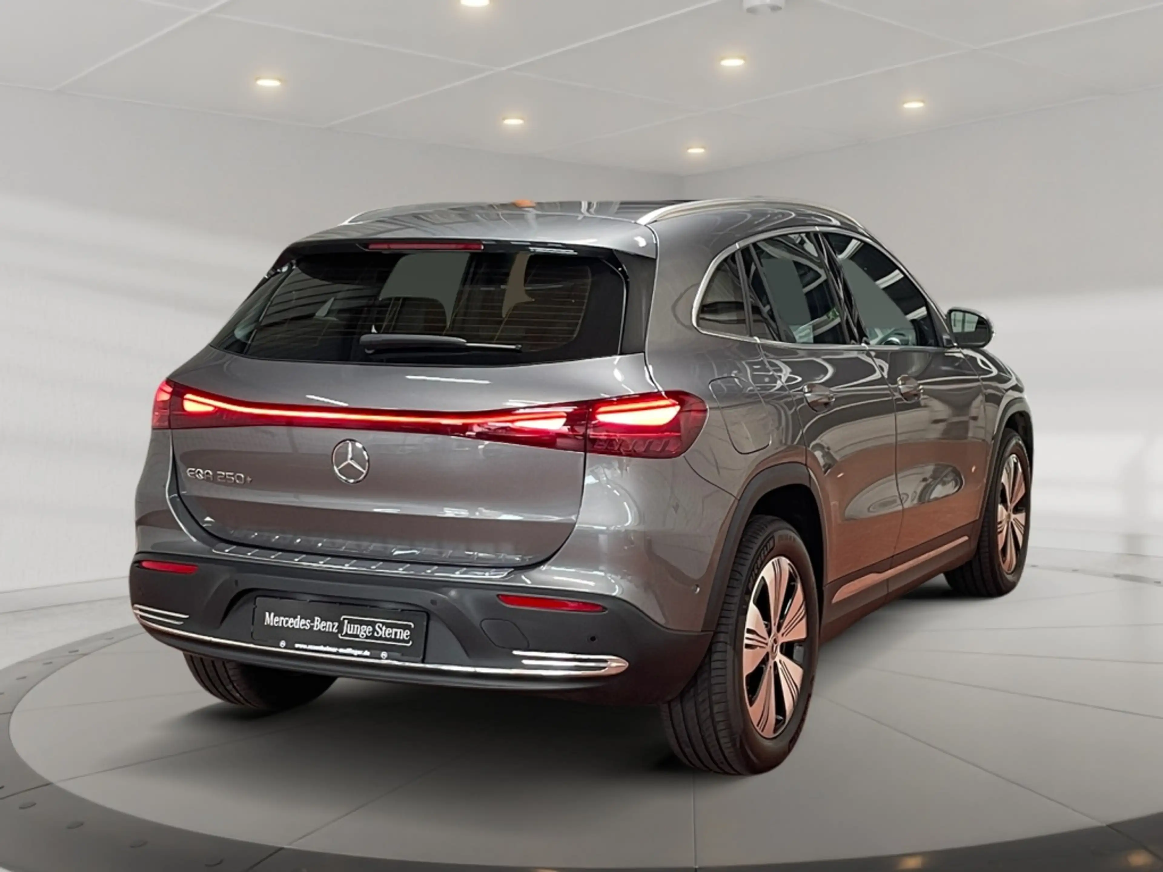 Mercedes-Benz EQA 250 + Progressive MBUX+Progressive+Wide+Cam — photo 4