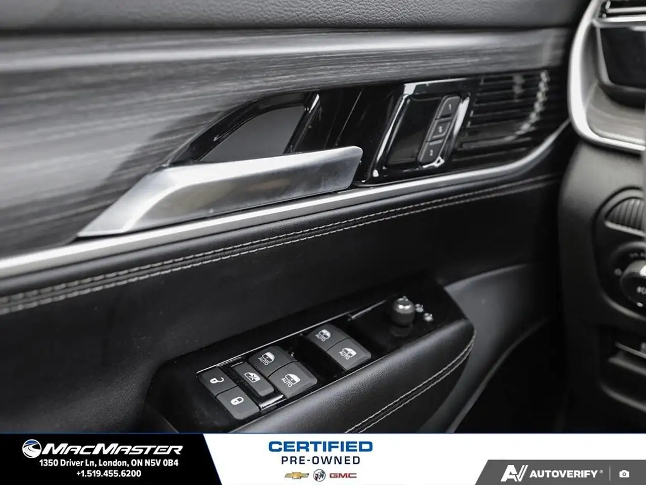 Jeep Wagoneer photo Jeep Wagoneer