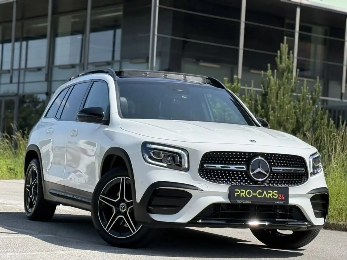 Mercedes-Benz GLB 200 d // AMG-Line // Panorama // Garantie Weiß - 1