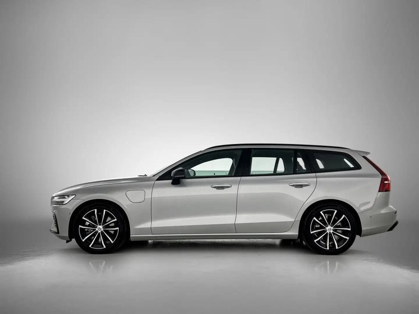 Volvo V60 2.0 T6 Plus Dark | Trekhaak | Sport Leder | 360* | Grijs - 2