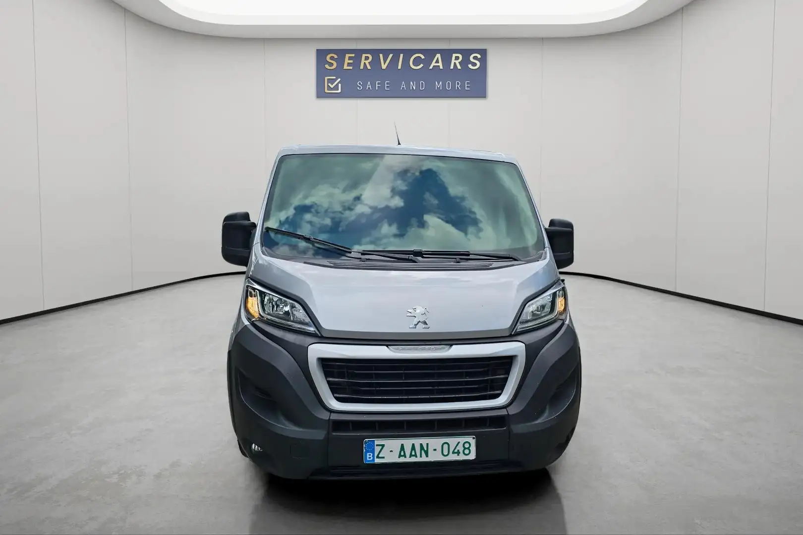 Peugeot Boxer 2.2 BlueHDi L1H1 Premium S/S Šedá - 2