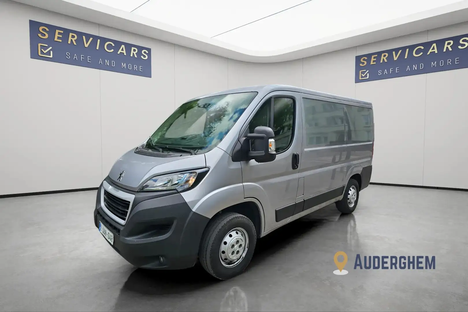 Peugeot Boxer 2.2 BlueHDi L1H1 Premium S/S Šedá - 1
