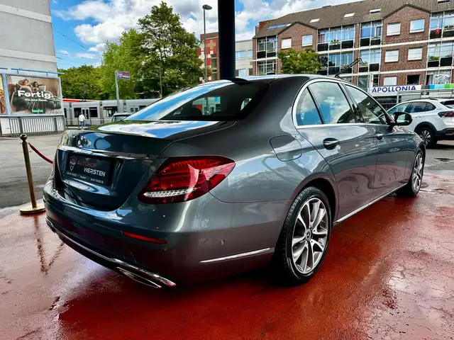 Mercedes-Benz E-Class view 3
