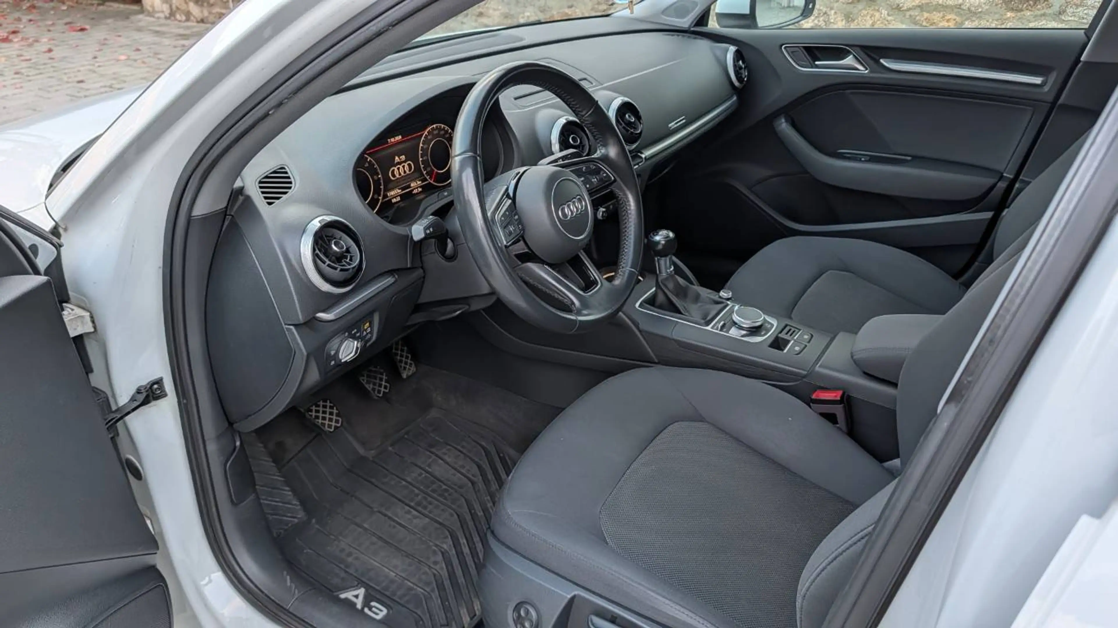 Audi A3 1.6 TDI Navi PDC Xenon UNFALLFREI SCHECKHEFT Xenon Sound SH — photo 7
