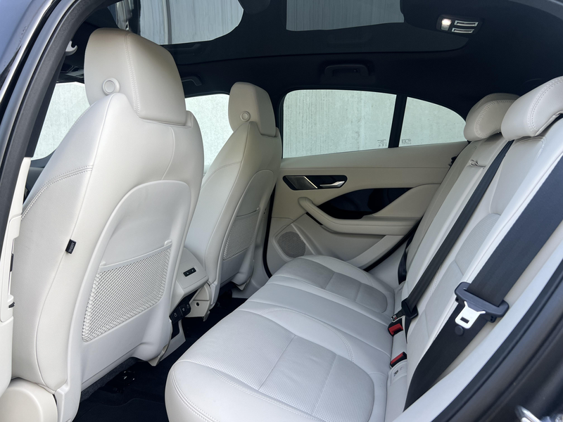 Jaguar I-Pace EV400 R-Dynamic SE — photo 9