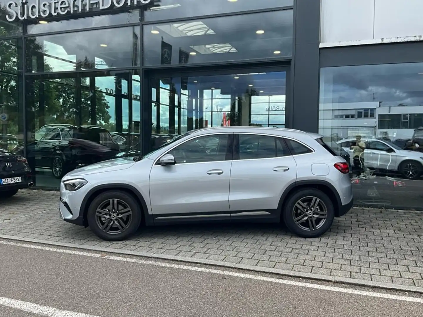 Mercedes-Benz GLA 200 +PROGRESSIVE+SHZ+DISTRO+AMBIENTE+AHK+PDC Argent - 2