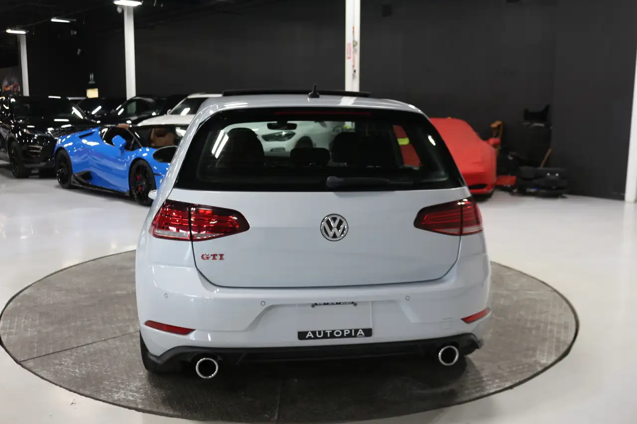 Volkswagen Golf GTI снимка Volkswagen Golf GTI