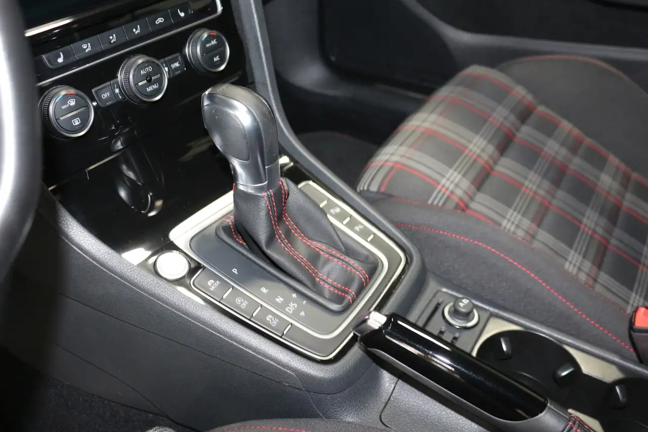 Volkswagen Golf GTI снимка Volkswagen Golf GTI