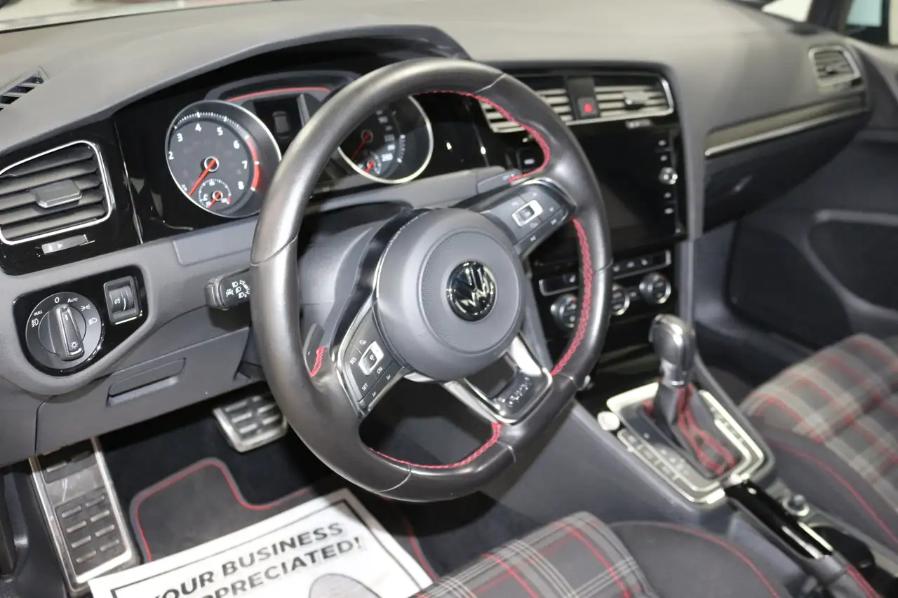 Volkswagen Golf GTI снимка Volkswagen Golf GTI