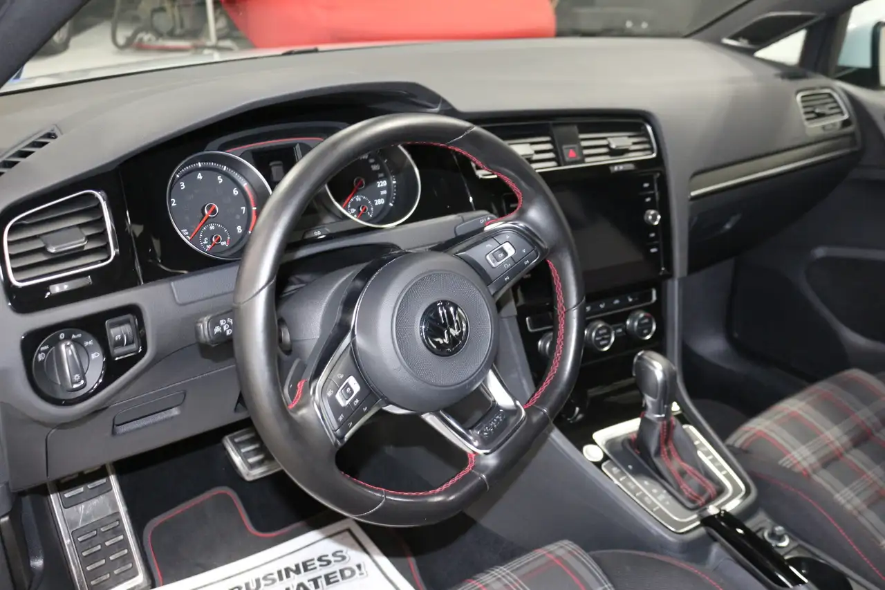 Volkswagen Golf GTI снимка Volkswagen Golf GTI