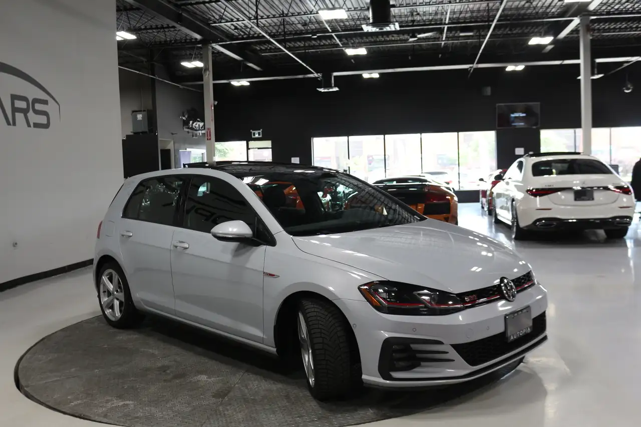 Volkswagen Golf GTI снимка Volkswagen Golf GTI
