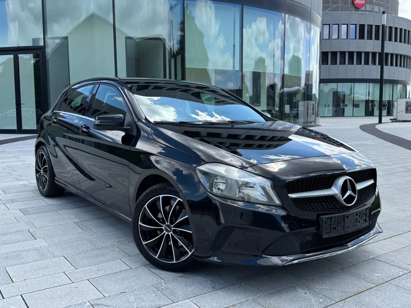 Mercedes-Benz A 180 NAVI*KLIMA*PDC*SHZ*TEMPO*LEDER*SPORTSITZE Noir - 1