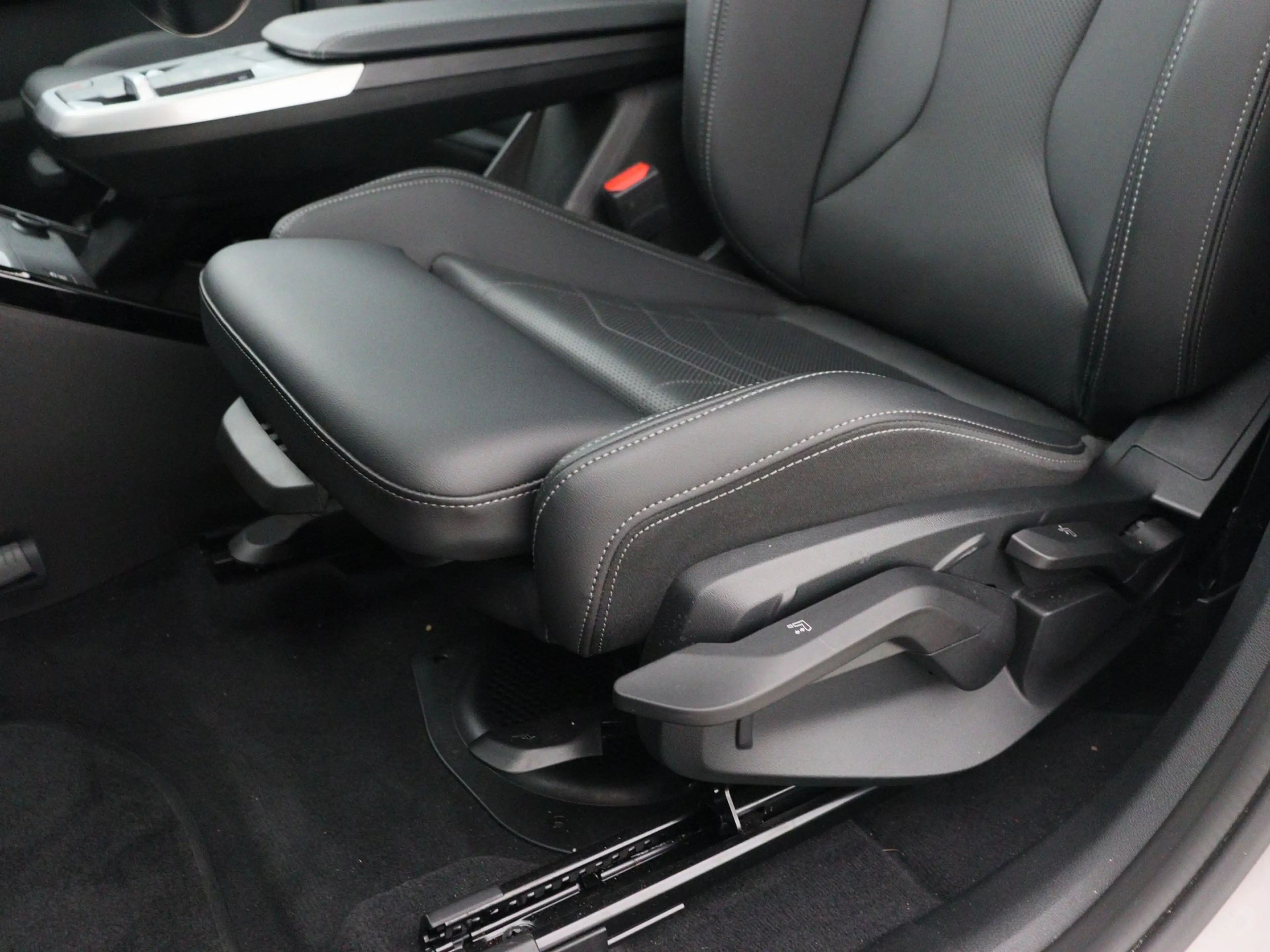 BMW iX1 eDrive20 67 kWh M Sport Edition Trekhaak — photo 9