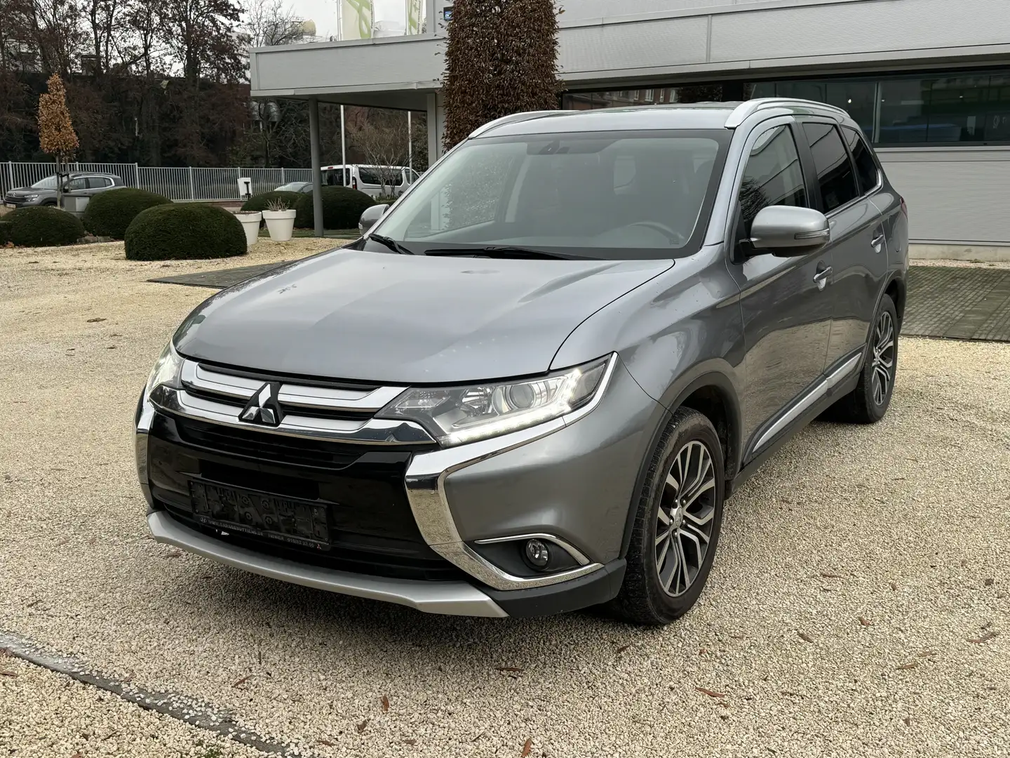 Mitsubishi Outlander 2.2 DI-D 150 4WD Intense Navi airco 7places ! Grijs - 1
