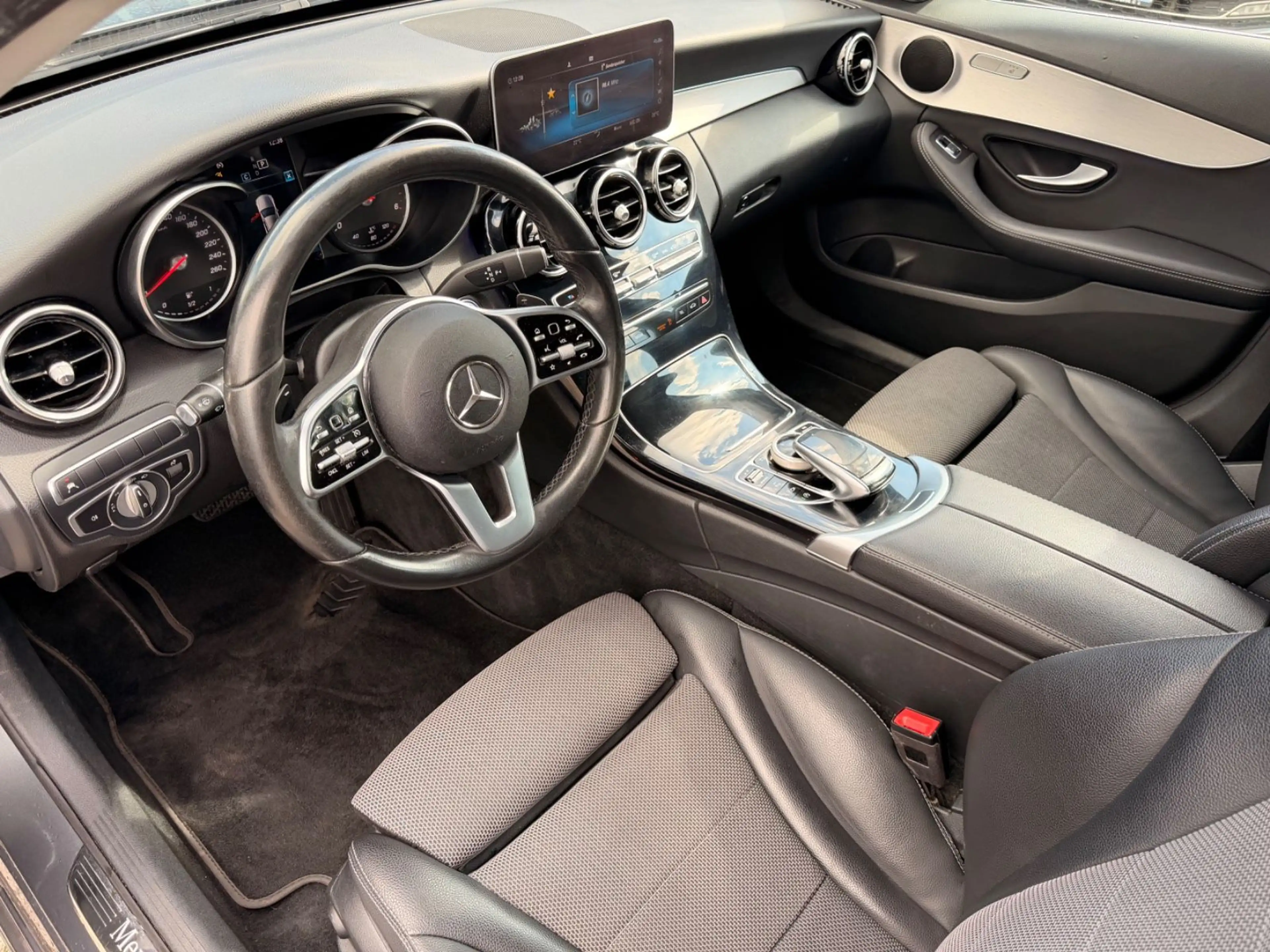 Mercedes-Benz C 200 d T AMG Line LED Kamera Keyless Go — photo 11