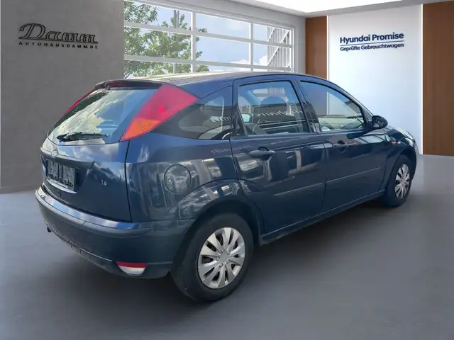 Ford Focus view 3