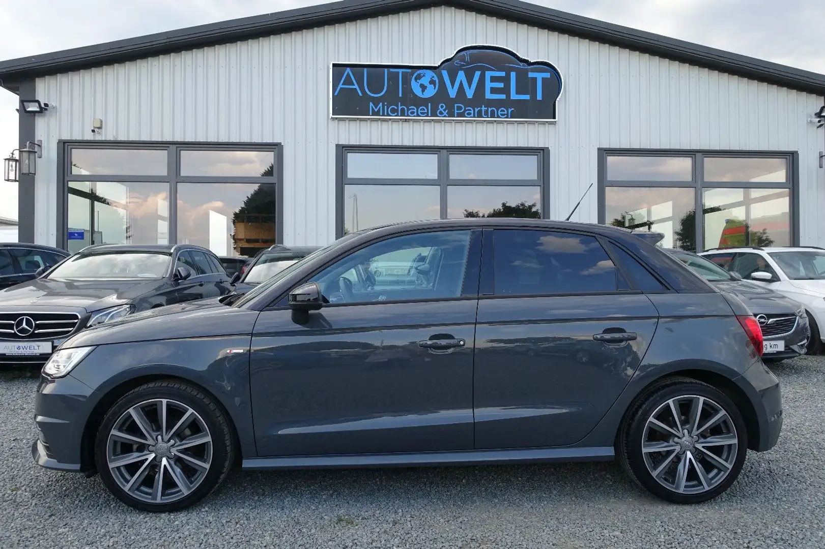 Audi A1 1.0 TFSI S-Line Aut.KLIMAAUT SITZH PDC TÜVNeu Grau - 1