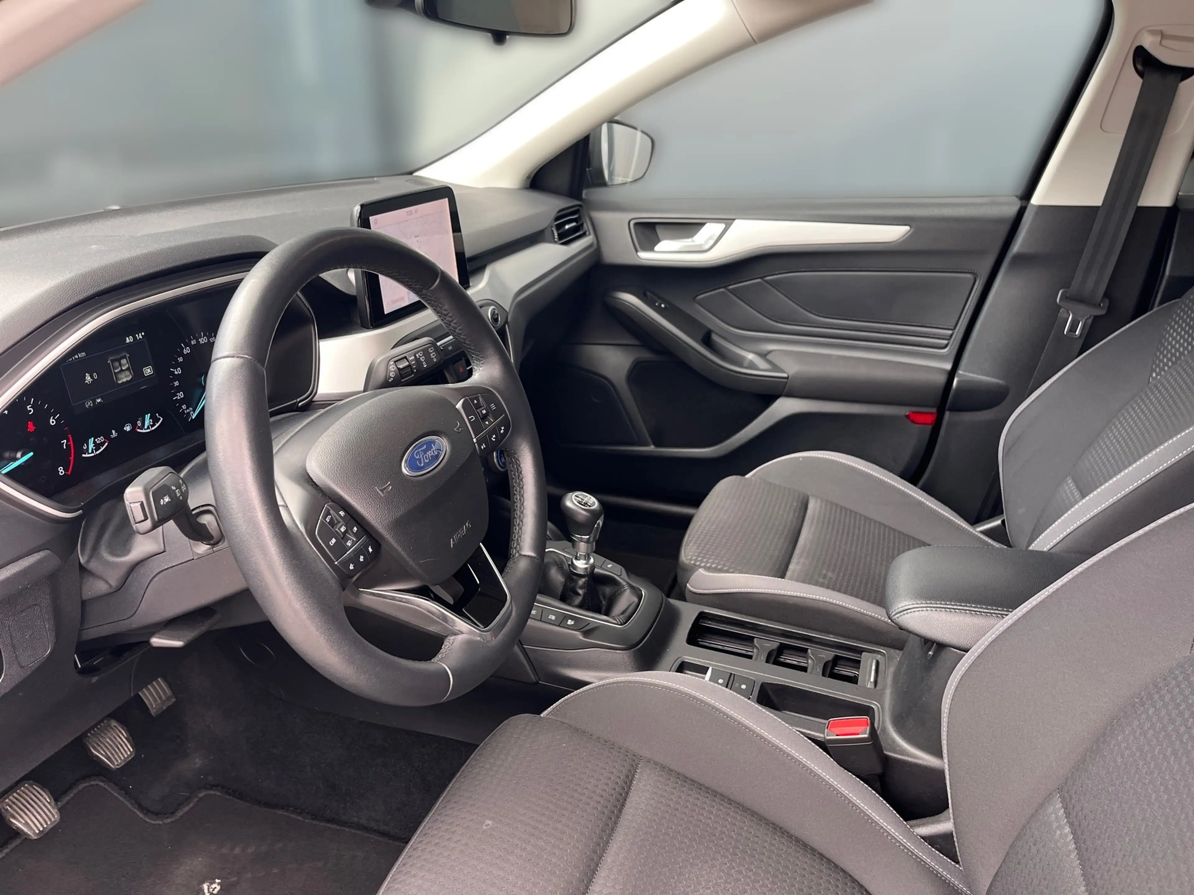 Ford Focus Traveller 1,0 EcoBoost Titanium — photo 8